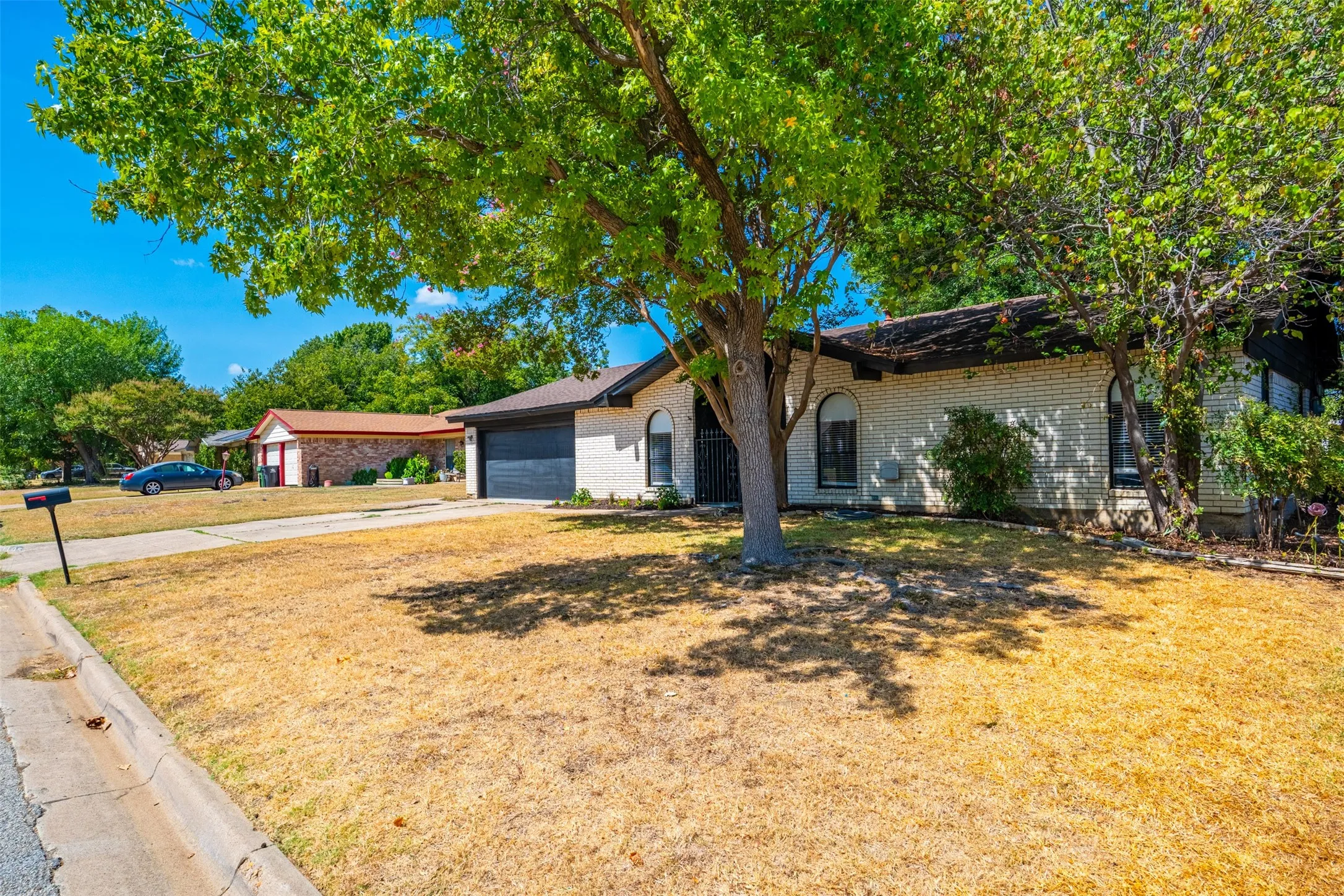 Single Family Residence For Sale in Tarrant County , 2105 Cottie Lane, Arlington, Texas 76010, 3 Bedroom, 2 Bathroom, 2 Garage spaces, 1,962 Sqft, built in 1958, mls#21382962, Real Estate Agent in Arlington, Homes For Sale in Tarrant county, Homes For Sale in Arlington, Realtor in Arlington Texas, Real Estate Brokerage Independent Realty Texas, Luminita Cordes Realtor