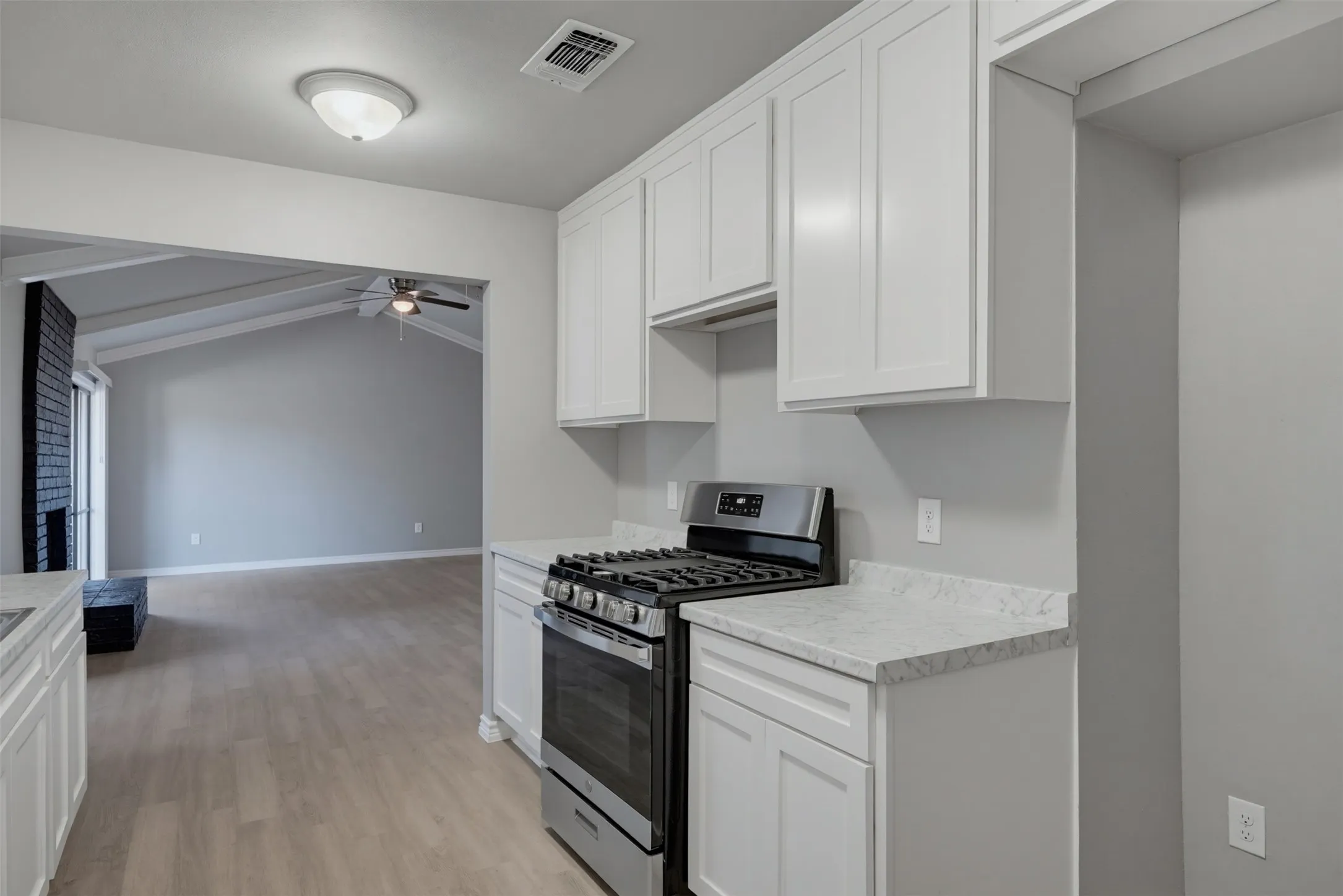 Single Family Residence For Sale in Tarrant County , 2105 Cottie Lane, Arlington, Texas 76010, 3 Bedroom, 2 Bathroom, 2 Garage spaces, 1,962 Sqft, built in 1958, mls#21382962, Real Estate Agent in Arlington, Homes For Sale in Tarrant county, Homes For Sale in Arlington, Realtor in Arlington Texas, Real Estate Brokerage Independent Realty Texas, Luminita Cordes Realtor