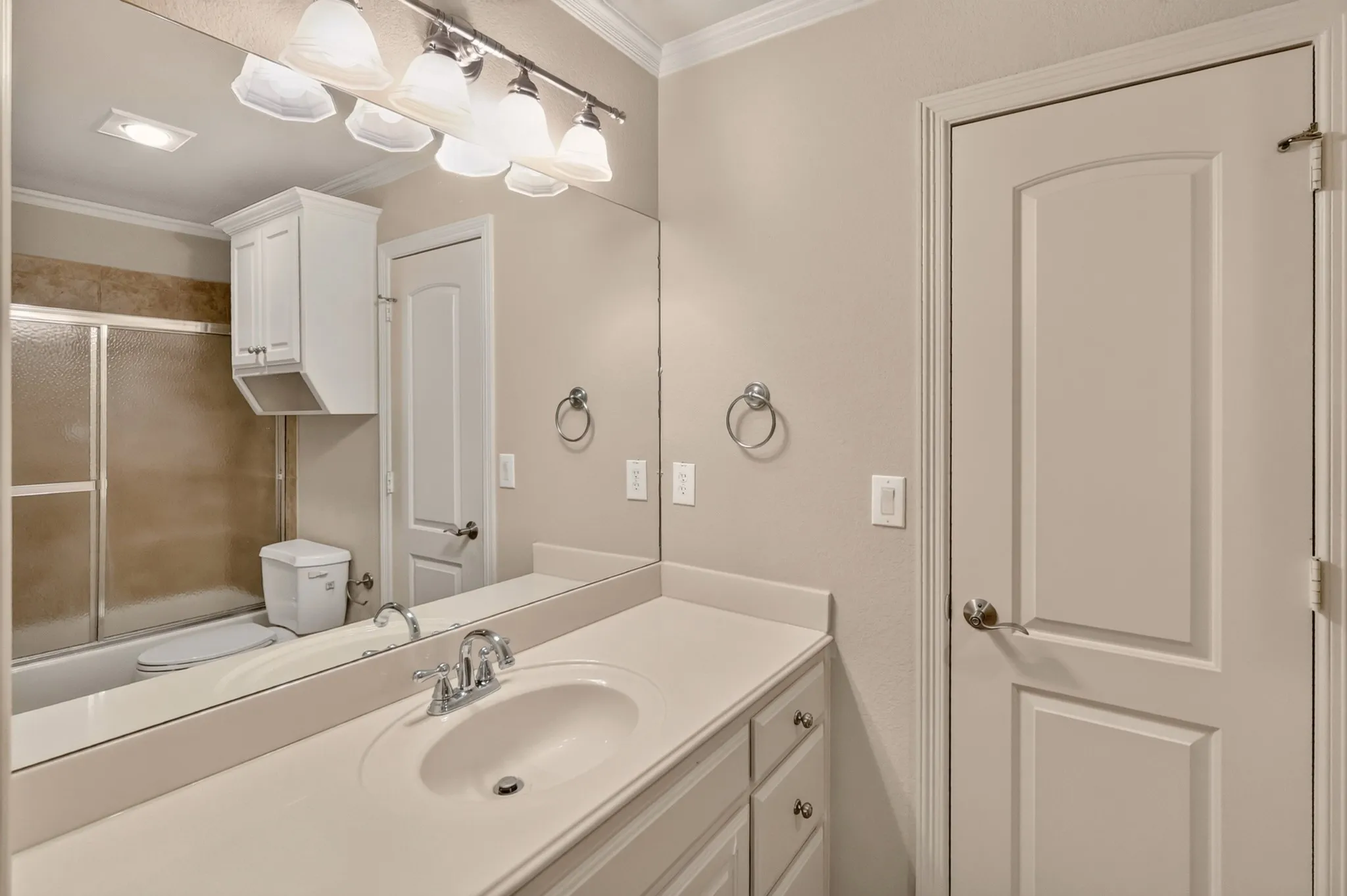Secondary bath 2 with tub shower comination.