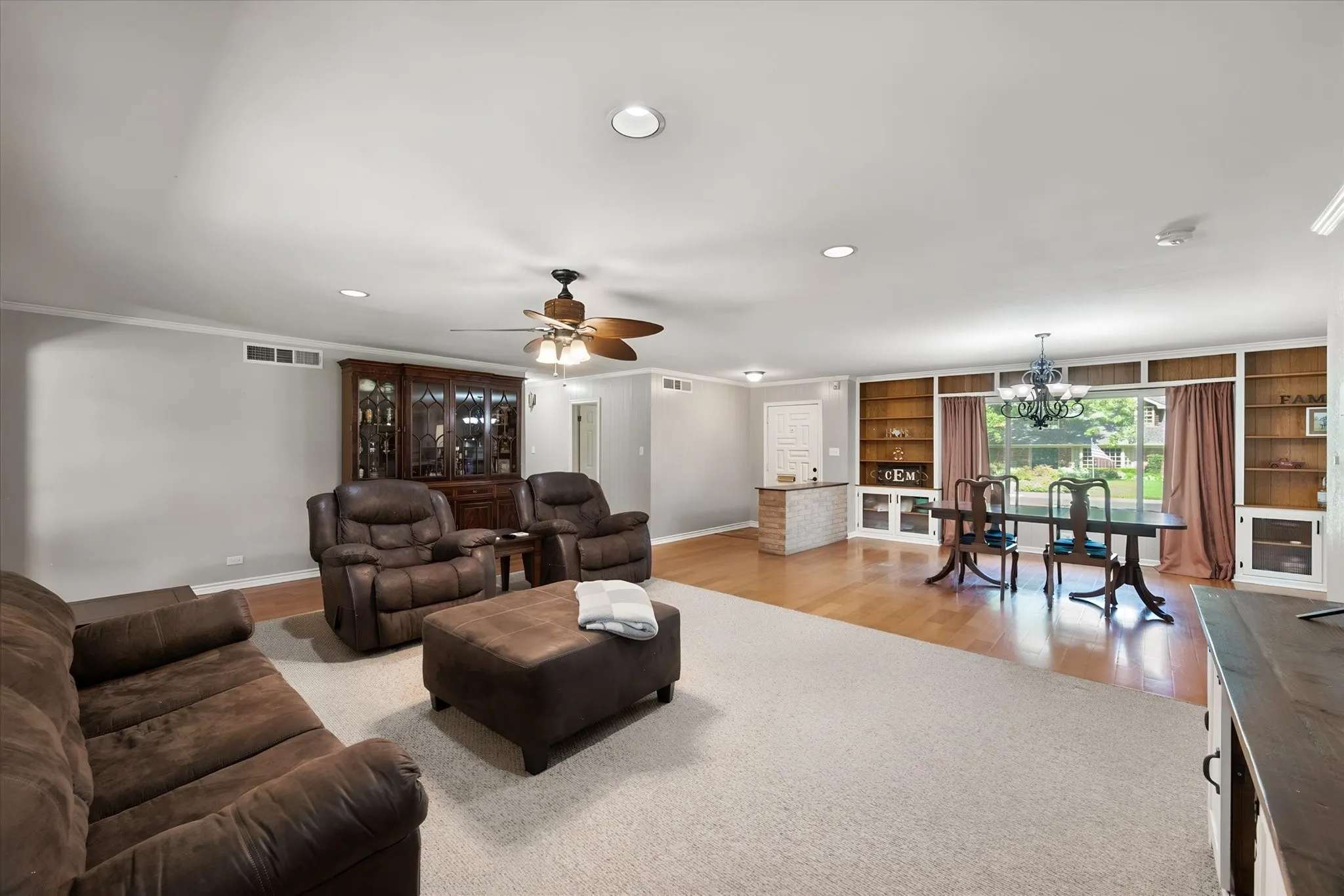 Single Family Residence For Sale in Navarro County , 2001 W Park Avenue, Corsicana, Texas 75110, 4 Bedroom, 3 Bathroom, Garage spaces, 2,460 Sqft, built in 1956, mls#21387379, Real Estate Agent in Corsicana, Homes For Sale in Navarro county, Homes For Sale in Corsicana, Realtor in Corsicana Texas, Real Estate Brokerage Independent Realty Texas, Luminita Cordes Realtor