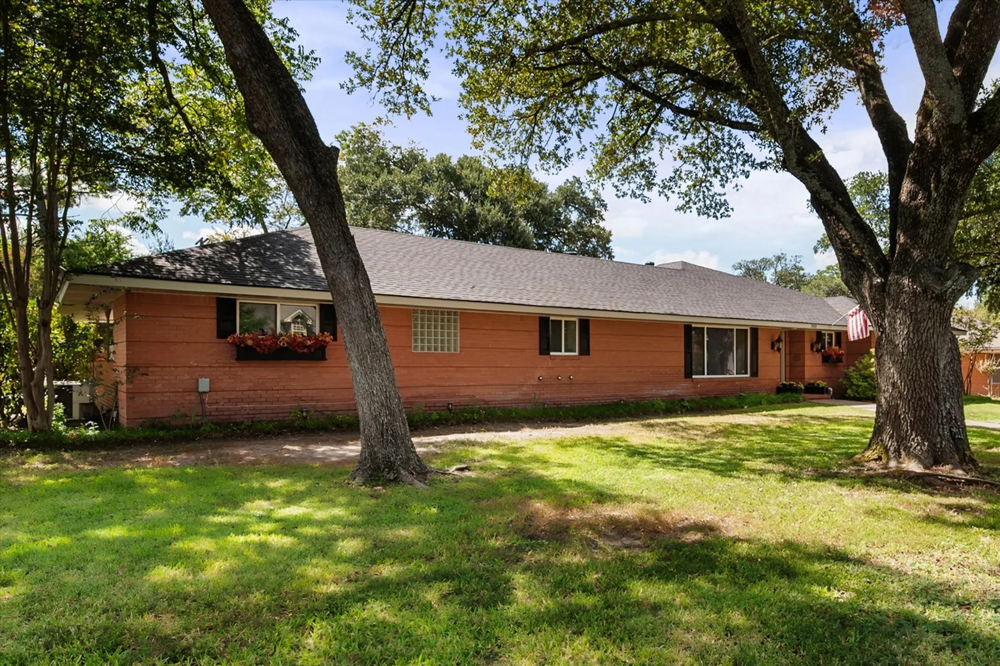 Single Family Residence For Sale in Navarro County , 2001 W Park Avenue, Corsicana, Texas 75110, 4 Bedroom, 3 Bathroom, Garage spaces, 2,460 Sqft, built in 1956, mls#21387379, Real Estate Agent in Corsicana, Homes For Sale in Navarro county, Homes For Sale in Corsicana, Realtor in Corsicana Texas, Real Estate Brokerage Independent Realty Texas, Luminita Cordes Realtor