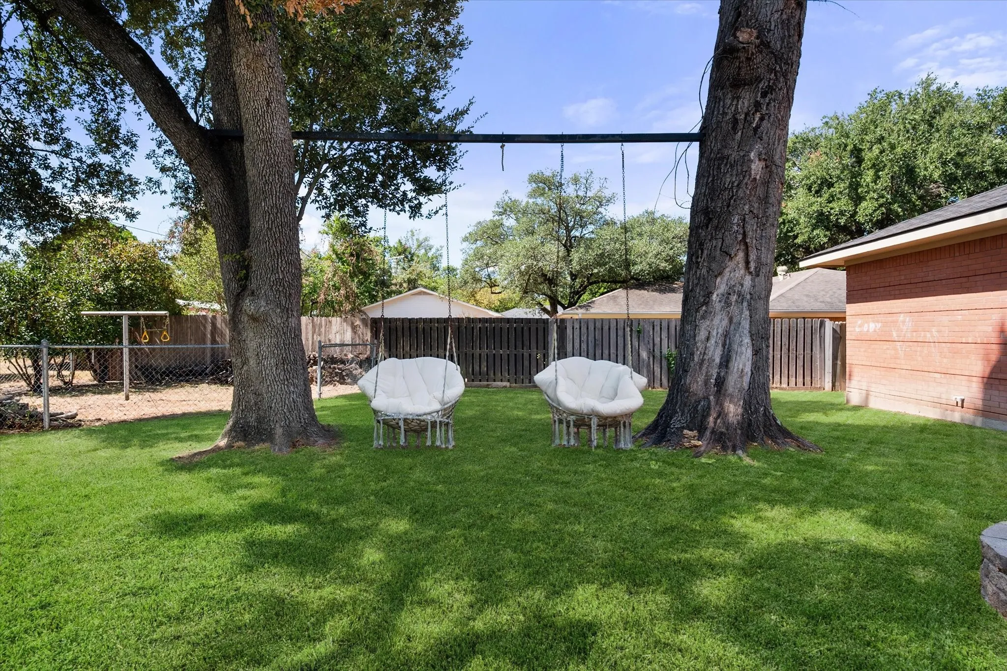 Single Family Residence For Sale in Navarro County , 2001 W Park Avenue, Corsicana, Texas 75110, 4 Bedroom, 3 Bathroom, Garage spaces, 2,460 Sqft, built in 1956, mls#21387379, Real Estate Agent in Corsicana, Homes For Sale in Navarro county, Homes For Sale in Corsicana, Realtor in Corsicana Texas, Real Estate Brokerage Independent Realty Texas, Luminita Cordes Realtor