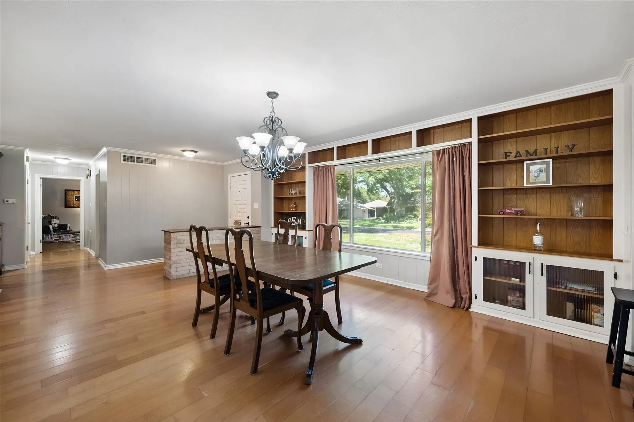 Single Family Residence For Sale in Navarro County , 2001 W Park Avenue, Corsicana, Texas 75110, 4 Bedroom, 3 Bathroom, Garage spaces, 2,460 Sqft, built in 1956, mls#21387379, Real Estate Agent in Corsicana, Homes For Sale in Navarro county, Homes For Sale in Corsicana, Realtor in Corsicana Texas, Real Estate Brokerage Independent Realty Texas, Luminita Cordes Realtor
