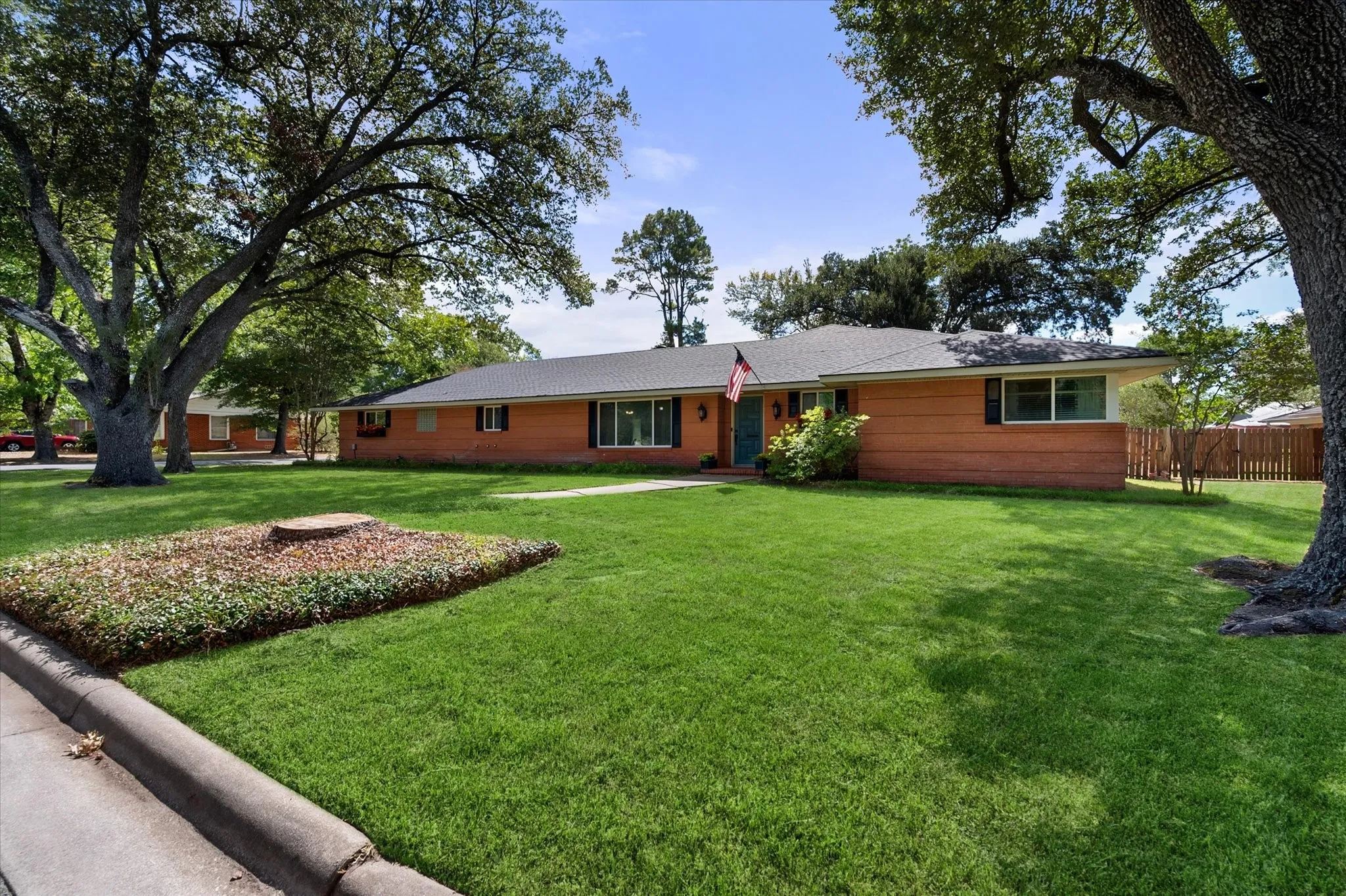 Single Family Residence For Sale in Navarro County , 2001 W Park Avenue, Corsicana, Texas 75110, 4 Bedroom, 3 Bathroom, Garage spaces, 2,460 Sqft, built in 1956, mls#21387379, Real Estate Agent in Corsicana, Homes For Sale in Navarro county, Homes For Sale in Corsicana, Realtor in Corsicana Texas, Real Estate Brokerage Independent Realty Texas, Luminita Cordes Realtor