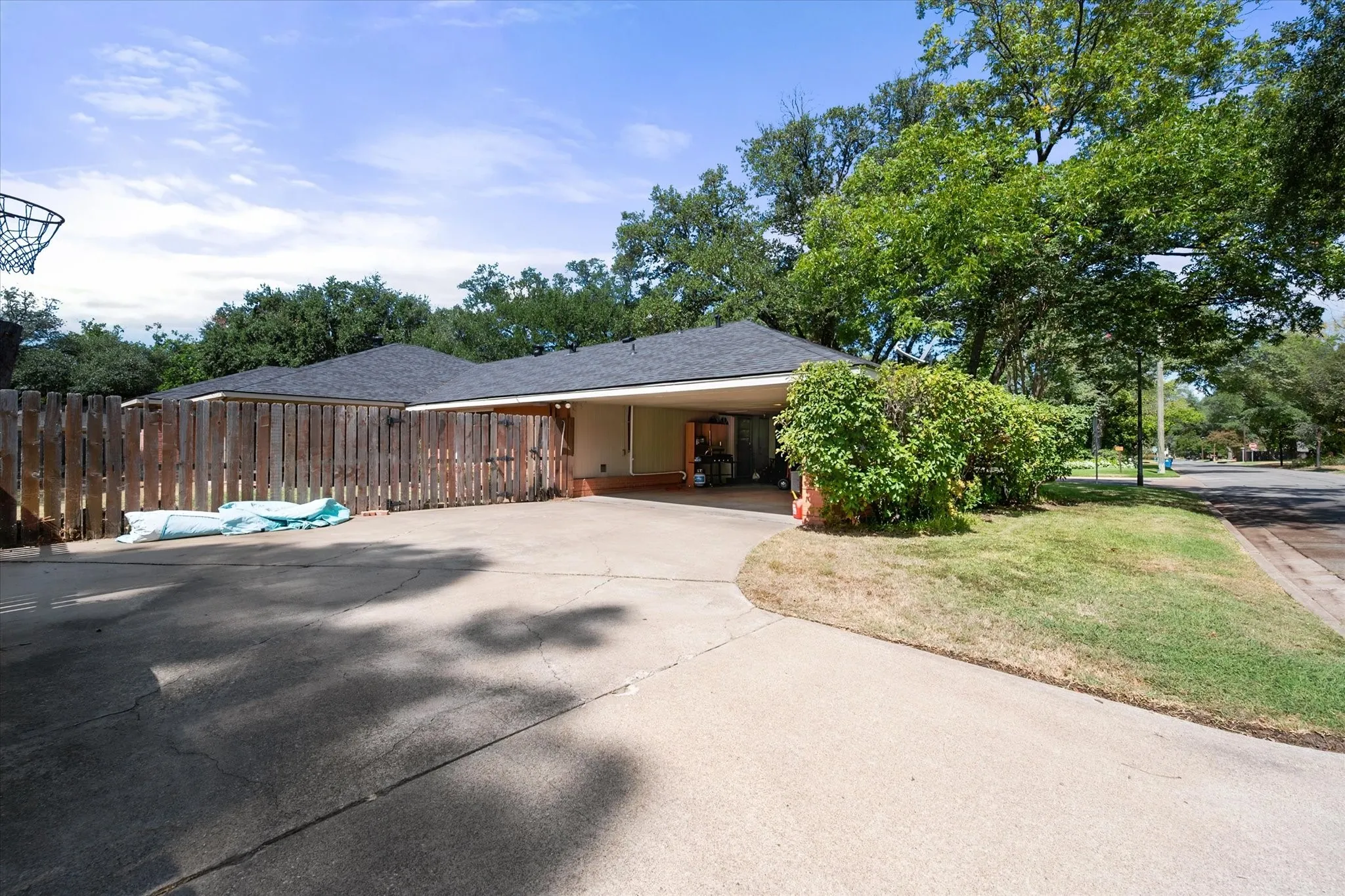 Single Family Residence For Sale in Navarro County , 2001 W Park Avenue, Corsicana, Texas 75110, 4 Bedroom, 3 Bathroom, Garage spaces, 2,460 Sqft, built in 1956, mls#21387379, Real Estate Agent in Corsicana, Homes For Sale in Navarro county, Homes For Sale in Corsicana, Realtor in Corsicana Texas, Real Estate Brokerage Independent Realty Texas, Luminita Cordes Realtor