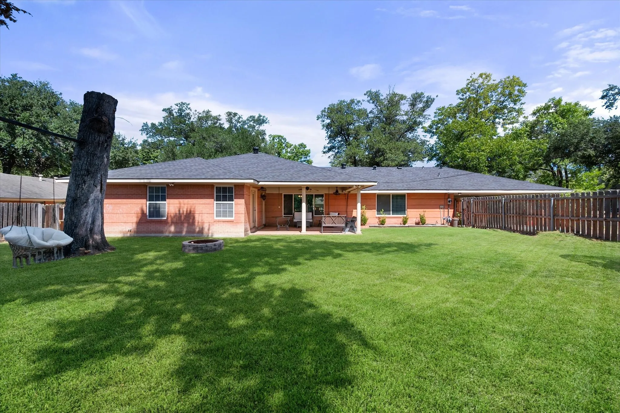 Single Family Residence For Sale in Navarro County , 2001 W Park Avenue, Corsicana, Texas 75110, 4 Bedroom, 3 Bathroom, Garage spaces, 2,460 Sqft, built in 1956, mls#21387379, Real Estate Agent in Corsicana, Homes For Sale in Navarro county, Homes For Sale in Corsicana, Realtor in Corsicana Texas, Real Estate Brokerage Independent Realty Texas, Luminita Cordes Realtor