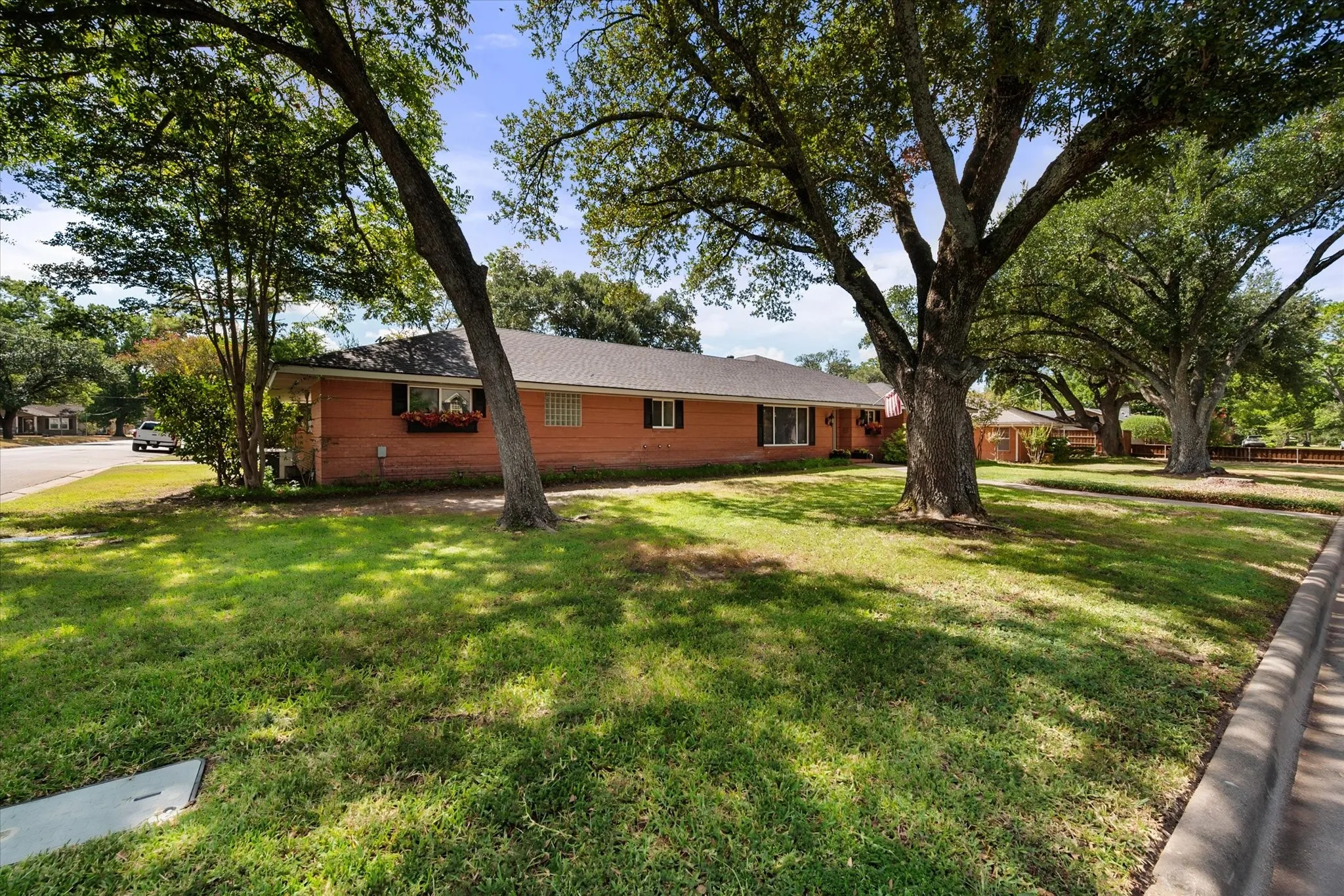Single Family Residence For Sale in Navarro County , 2001 W Park Avenue, Corsicana, Texas 75110, 4 Bedroom, 3 Bathroom, Garage spaces, 2,460 Sqft, built in 1956, mls#21387379, Real Estate Agent in Corsicana, Homes For Sale in Navarro county, Homes For Sale in Corsicana, Realtor in Corsicana Texas, Real Estate Brokerage Independent Realty Texas, Luminita Cordes Realtor