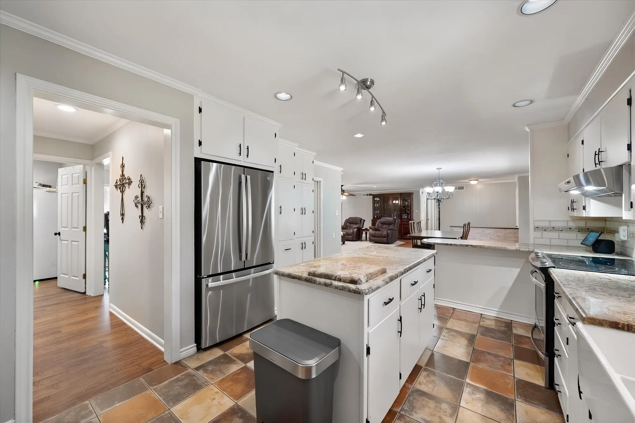 Single Family Residence For Sale in Navarro County , 2001 W Park Avenue, Corsicana, Texas 75110, 4 Bedroom, 3 Bathroom, Garage spaces, 2,460 Sqft, built in 1956, mls#21387379, Real Estate Agent in Corsicana, Homes For Sale in Navarro county, Homes For Sale in Corsicana, Realtor in Corsicana Texas, Real Estate Brokerage Independent Realty Texas, Luminita Cordes Realtor