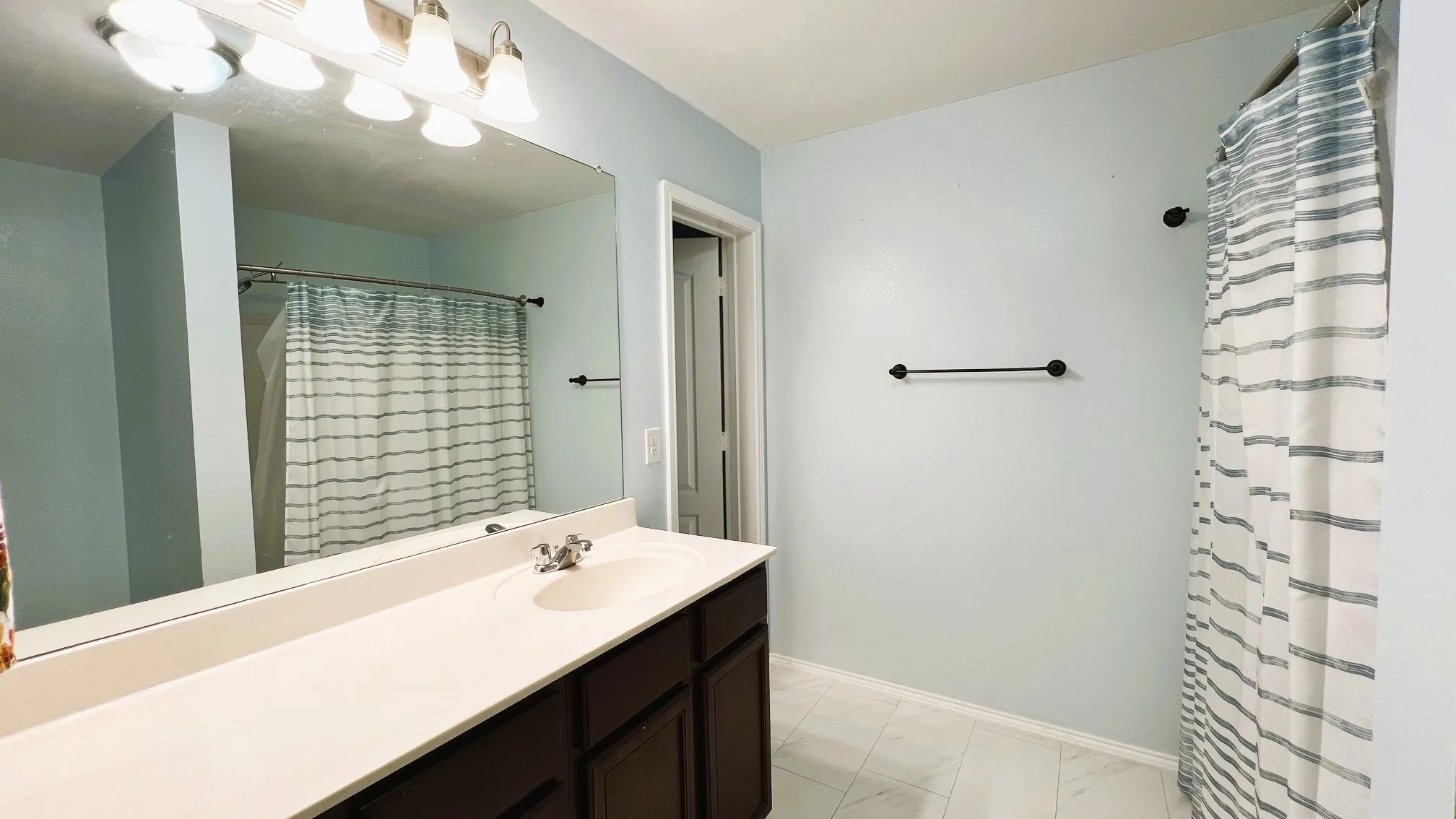 Single Family Residence For Rent in Tarrant County , 909 Penny Royal Court, Arlington, Texas 76002, 3 Bedroom, 2 Bathroom, 2 Garage spaces, 1,924 Sqft, built in 2013, mls#21386800, Real Estate Agent in Arlington, Homes For Rent in Tarrant county, Homes For Rent in Arlington, Realtor in Arlington Texas, Real Estate Brokerage Independent Realty Texas, Luminita Cordes Realtor