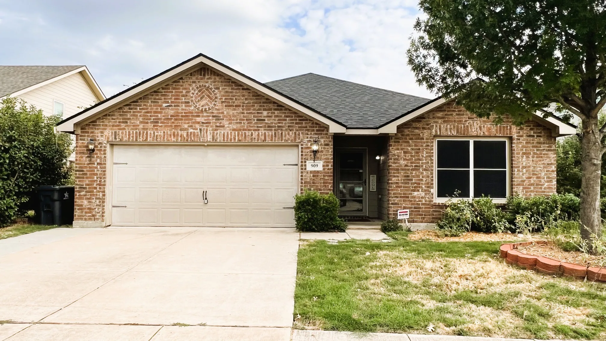 Single Family Residence For Rent in Tarrant County , 909 Penny Royal Court, Arlington, Texas 76002, 3 Bedroom, 2 Bathroom, 2 Garage spaces, 1,924 Sqft, built in 2013, mls#21386800, Real Estate Agent in Arlington, Homes For Rent in Tarrant county, Homes For Rent in Arlington, Realtor in Arlington Texas, Real Estate Brokerage Independent Realty Texas, Luminita Cordes Realtor
