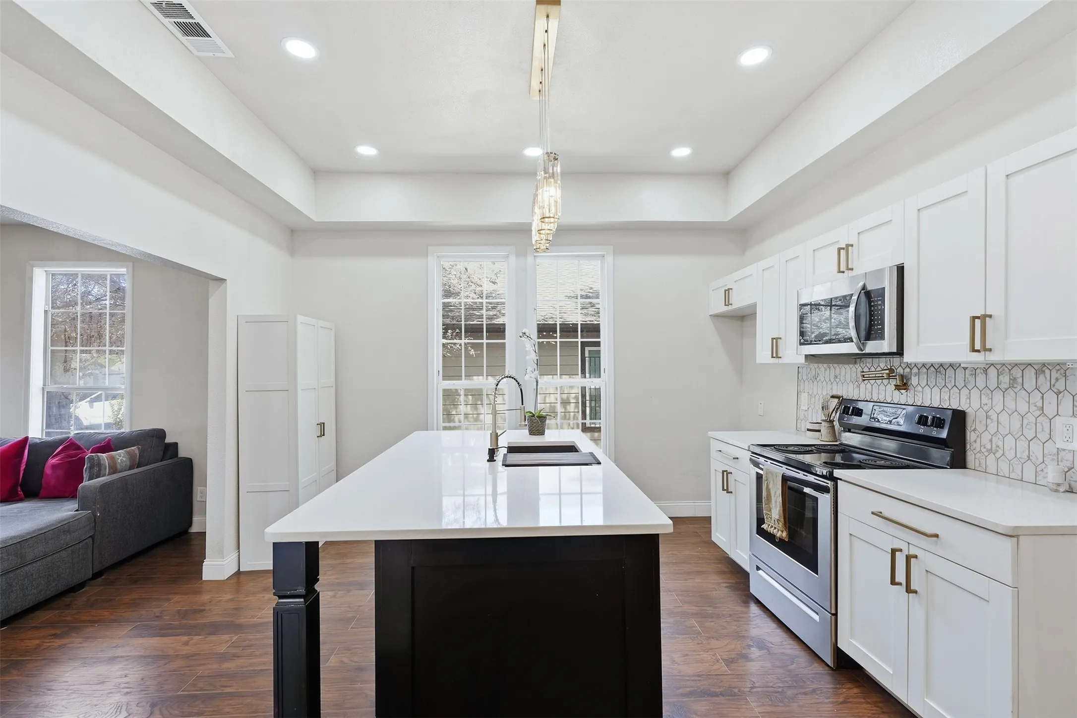 Single Family Residence For Sale in Tarrant County , 1321 Stewart Street, Fort Worth, Texas 76104, 3 Bedroom, 2 Bathroom, Garage spaces, 1,195 Sqft, built in 1919, mls#21381043, Real Estate Agent in Fort Worth, Homes For Sale in Tarrant county, Homes For Sale in Fort Worth, Realtor in Fort Worth Texas, Real Estate Brokerage Independent Realty Texas, Luminita Cordes Realtor