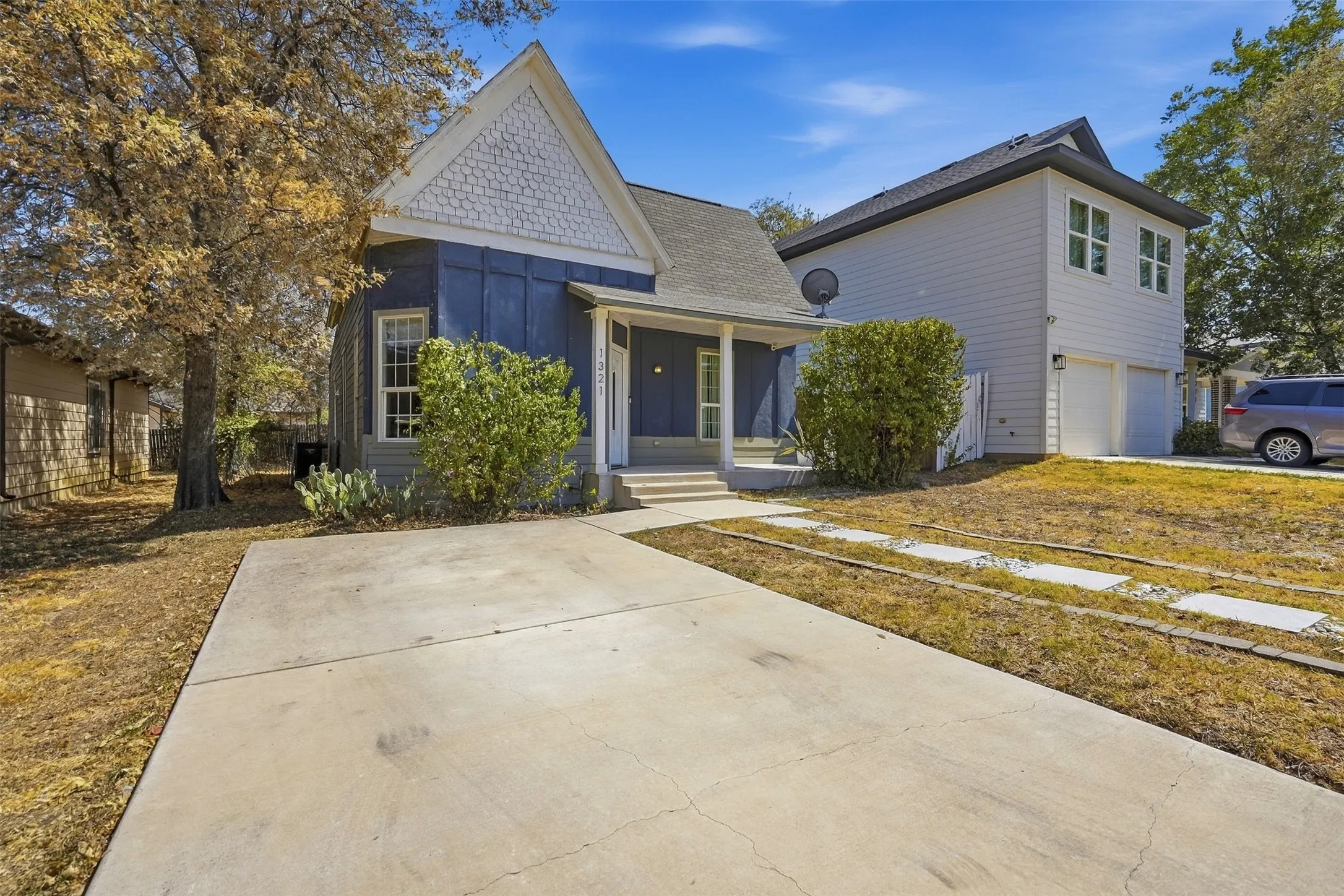 Single Family Residence For Sale in Tarrant County , 1321 Stewart Street, Fort Worth, Texas 76104, 3 Bedroom, 2 Bathroom, Garage spaces, 1,195 Sqft, built in 1919, mls#21381043, Real Estate Agent in Fort Worth, Homes For Sale in Tarrant county, Homes For Sale in Fort Worth, Realtor in Fort Worth Texas, Real Estate Brokerage Independent Realty Texas, Luminita Cordes Realtor