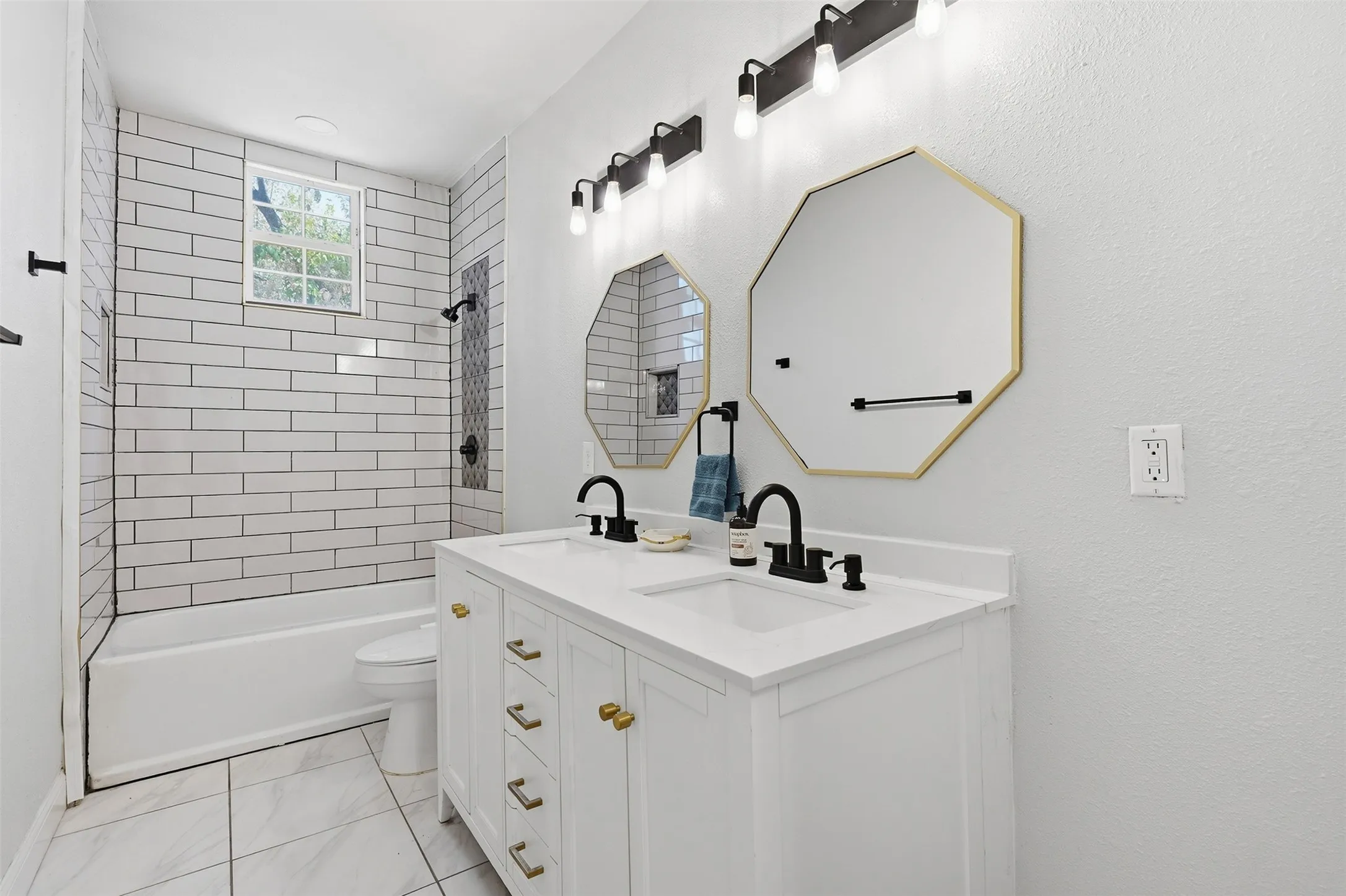 Single Family Residence For Sale in Tarrant County , 1321 Stewart Street, Fort Worth, Texas 76104, 3 Bedroom, 2 Bathroom, Garage spaces, 1,195 Sqft, built in 1919, mls#21381043, Real Estate Agent in Fort Worth, Homes For Sale in Tarrant county, Homes For Sale in Fort Worth, Realtor in Fort Worth Texas, Real Estate Brokerage Independent Realty Texas, Luminita Cordes Realtor
