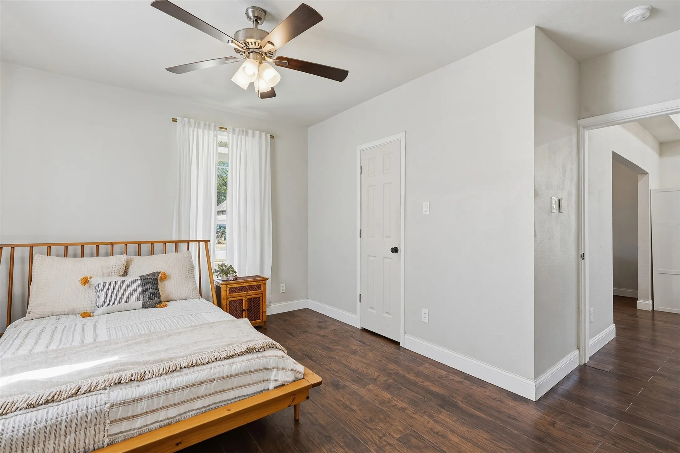 Single Family Residence For Sale in Tarrant County , 1321 Stewart Street, Fort Worth, Texas 76104, 3 Bedroom, 2 Bathroom, Garage spaces, 1,195 Sqft, built in 1919, mls#21381043, Real Estate Agent in Fort Worth, Homes For Sale in Tarrant county, Homes For Sale in Fort Worth, Realtor in Fort Worth Texas, Real Estate Brokerage Independent Realty Texas, Luminita Cordes Realtor