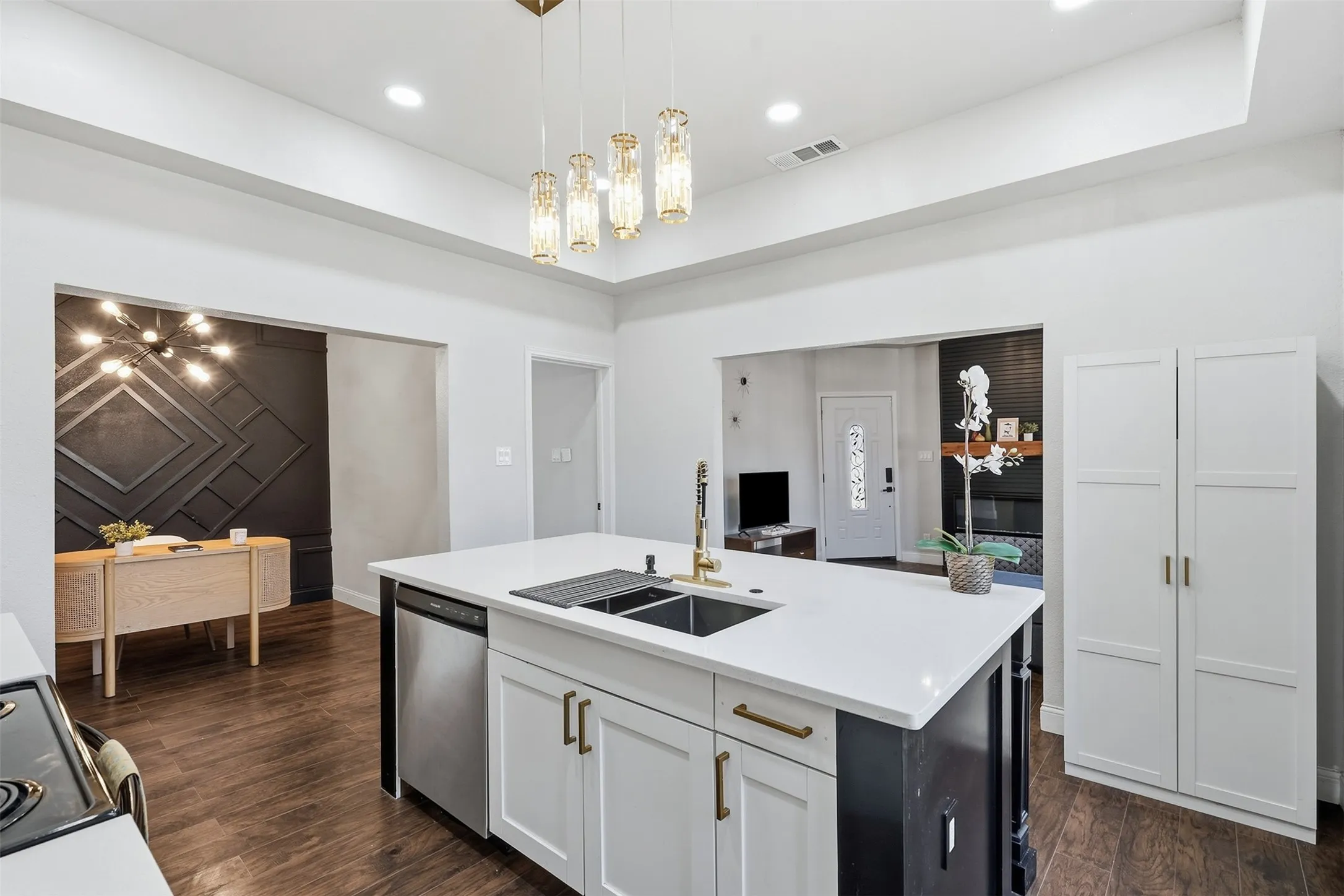 Single Family Residence For Sale in Tarrant County , 1321 Stewart Street, Fort Worth, Texas 76104, 3 Bedroom, 2 Bathroom, Garage spaces, 1,195 Sqft, built in 1919, mls#21381043, Real Estate Agent in Fort Worth, Homes For Sale in Tarrant county, Homes For Sale in Fort Worth, Realtor in Fort Worth Texas, Real Estate Brokerage Independent Realty Texas, Luminita Cordes Realtor