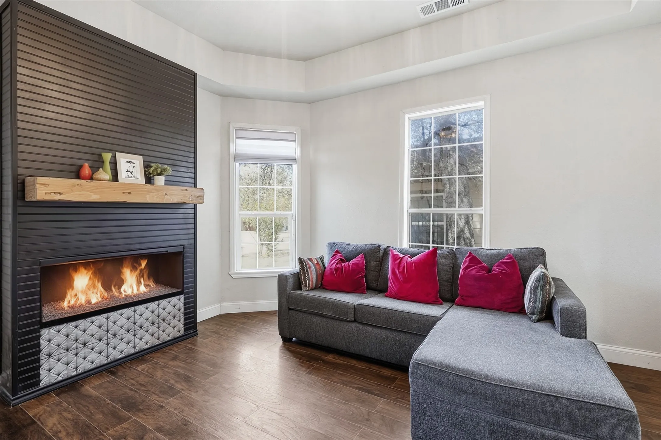 Single Family Residence For Sale in Tarrant County , 1321 Stewart Street, Fort Worth, Texas 76104, 3 Bedroom, 2 Bathroom, Garage spaces, 1,195 Sqft, built in 1919, mls#21381043, Real Estate Agent in Fort Worth, Homes For Sale in Tarrant county, Homes For Sale in Fort Worth, Realtor in Fort Worth Texas, Real Estate Brokerage Independent Realty Texas, Luminita Cordes Realtor