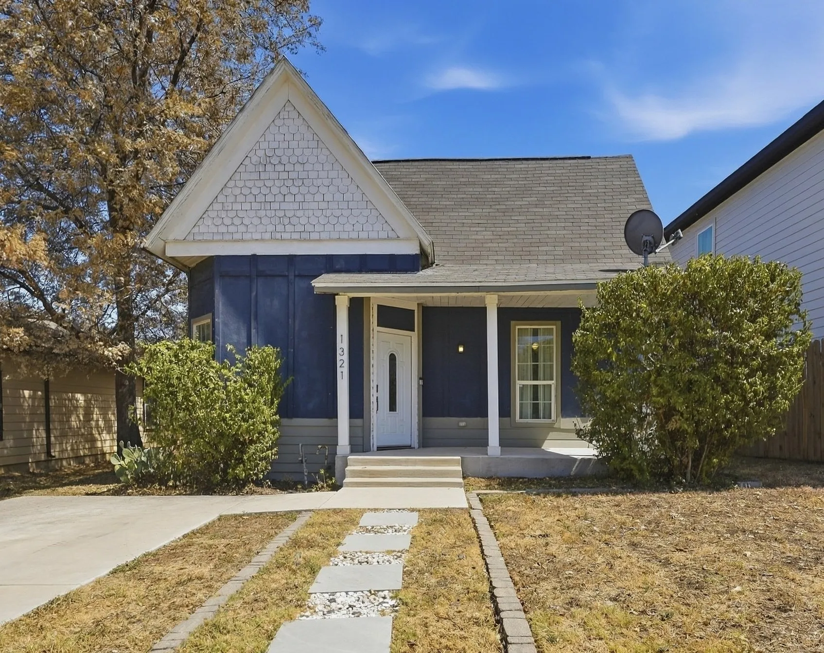 Single Family Residence For Sale in Tarrant County , 1321 Stewart Street, Fort Worth, Texas 76104, 3 Bedroom, 2 Bathroom, Garage spaces, 1,195 Sqft, built in 1919, mls#21381043, Real Estate Agent in Fort Worth, Homes For Sale in Tarrant county, Homes For Sale in Fort Worth, Realtor in Fort Worth Texas, Real Estate Brokerage Independent Realty Texas, Luminita Cordes Realtor