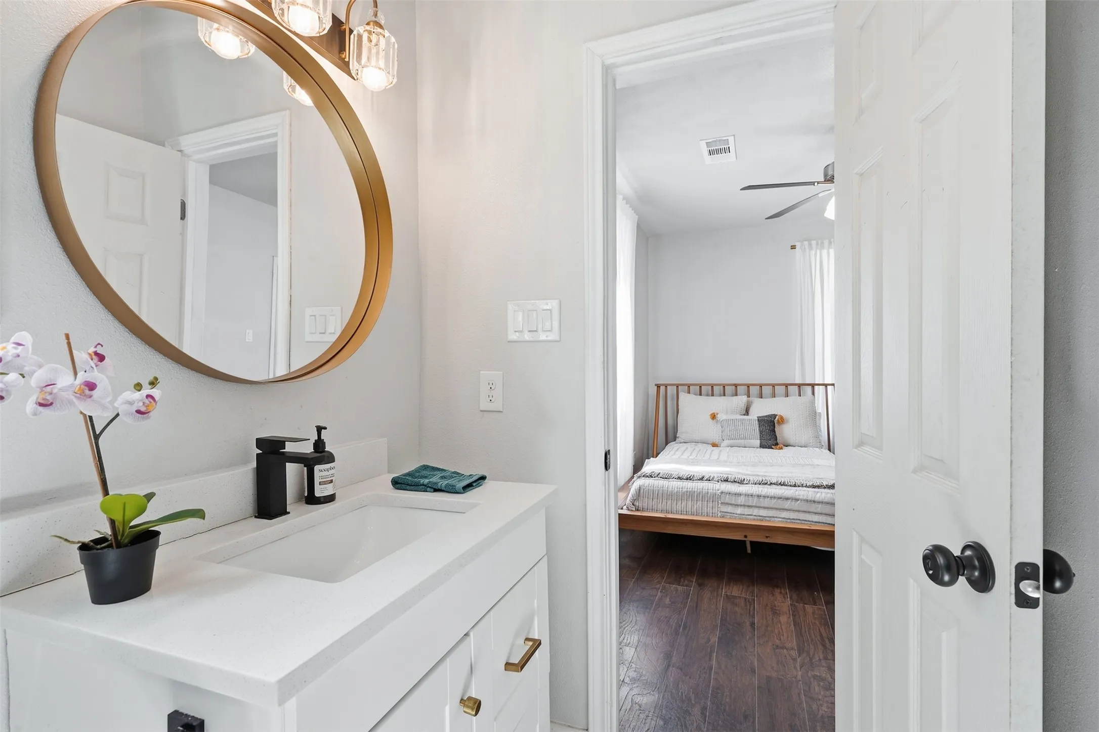 Single Family Residence For Sale in Tarrant County , 1321 Stewart Street, Fort Worth, Texas 76104, 3 Bedroom, 2 Bathroom, Garage spaces, 1,195 Sqft, built in 1919, mls#21381043, Real Estate Agent in Fort Worth, Homes For Sale in Tarrant county, Homes For Sale in Fort Worth, Realtor in Fort Worth Texas, Real Estate Brokerage Independent Realty Texas, Luminita Cordes Realtor