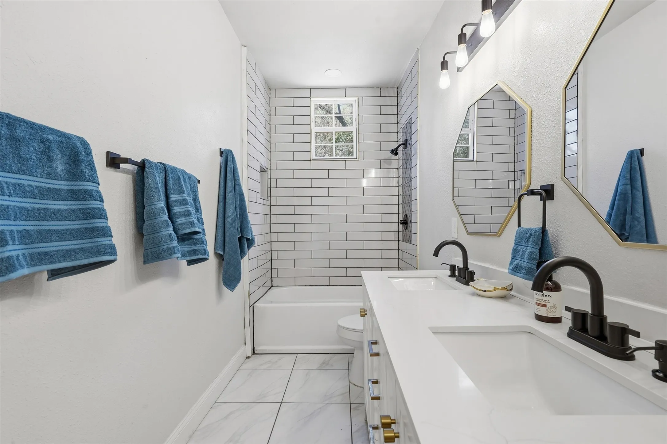 Single Family Residence For Sale in Tarrant County , 1321 Stewart Street, Fort Worth, Texas 76104, 3 Bedroom, 2 Bathroom, Garage spaces, 1,195 Sqft, built in 1919, mls#21381043, Real Estate Agent in Fort Worth, Homes For Sale in Tarrant county, Homes For Sale in Fort Worth, Realtor in Fort Worth Texas, Real Estate Brokerage Independent Realty Texas, Luminita Cordes Realtor
