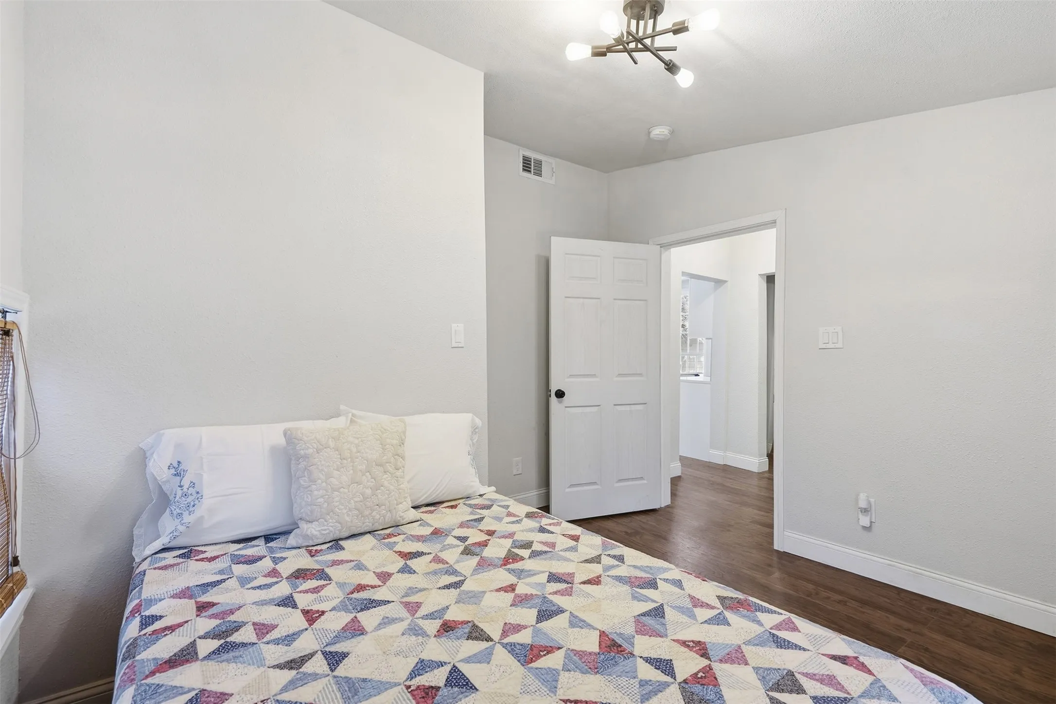 Single Family Residence For Sale in Tarrant County , 1321 Stewart Street, Fort Worth, Texas 76104, 3 Bedroom, 2 Bathroom, Garage spaces, 1,195 Sqft, built in 1919, mls#21381043, Real Estate Agent in Fort Worth, Homes For Sale in Tarrant county, Homes For Sale in Fort Worth, Realtor in Fort Worth Texas, Real Estate Brokerage Independent Realty Texas, Luminita Cordes Realtor