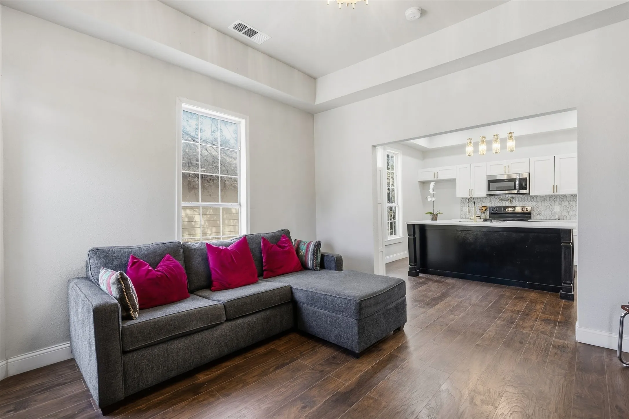 Single Family Residence For Sale in Tarrant County , 1321 Stewart Street, Fort Worth, Texas 76104, 3 Bedroom, 2 Bathroom, Garage spaces, 1,195 Sqft, built in 1919, mls#21381043, Real Estate Agent in Fort Worth, Homes For Sale in Tarrant county, Homes For Sale in Fort Worth, Realtor in Fort Worth Texas, Real Estate Brokerage Independent Realty Texas, Luminita Cordes Realtor