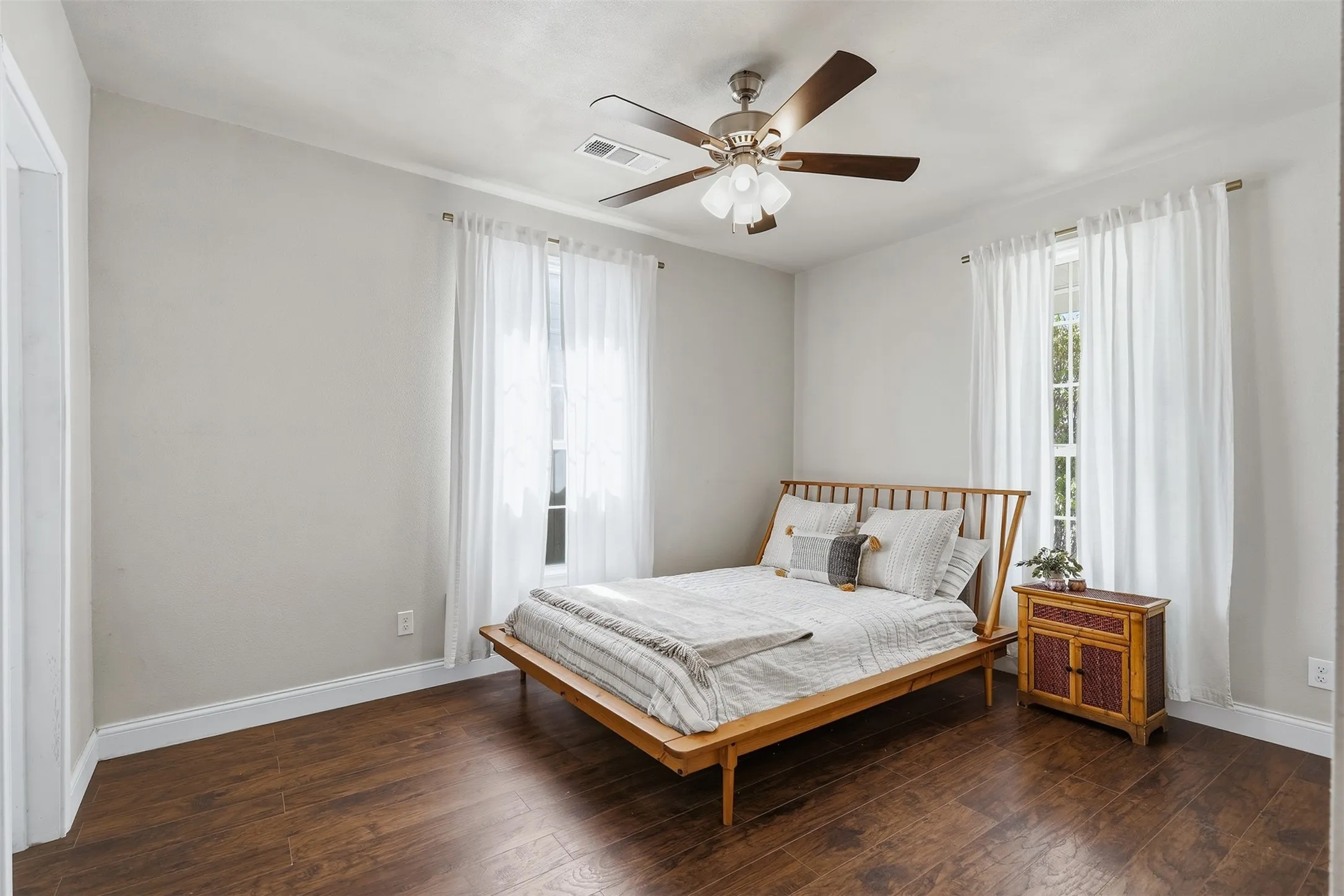 Single Family Residence For Sale in Tarrant County , 1321 Stewart Street, Fort Worth, Texas 76104, 3 Bedroom, 2 Bathroom, Garage spaces, 1,195 Sqft, built in 1919, mls#21381043, Real Estate Agent in Fort Worth, Homes For Sale in Tarrant county, Homes For Sale in Fort Worth, Realtor in Fort Worth Texas, Real Estate Brokerage Independent Realty Texas, Luminita Cordes Realtor