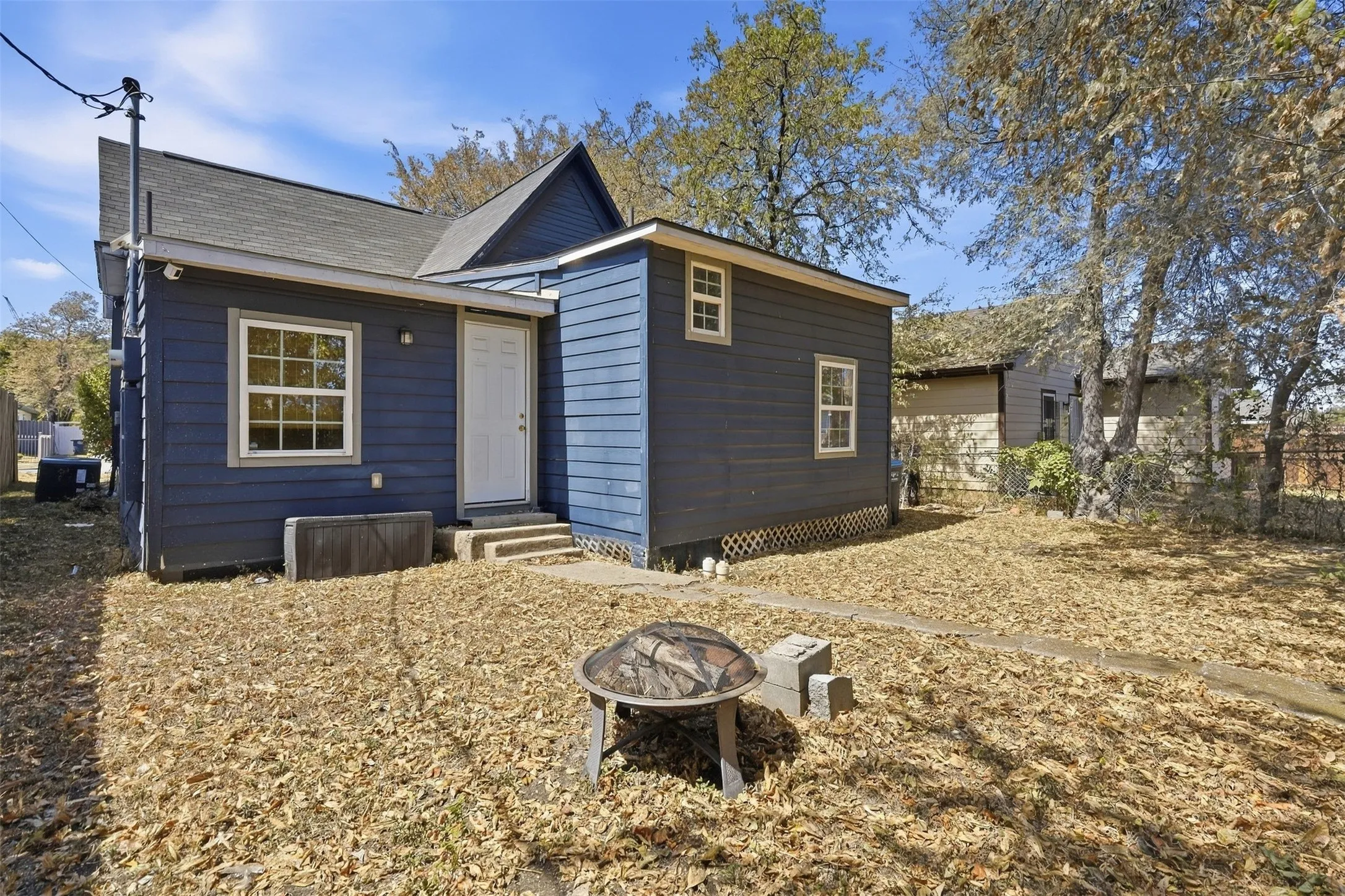 Single Family Residence For Sale in Tarrant County , 1321 Stewart Street, Fort Worth, Texas 76104, 3 Bedroom, 2 Bathroom, Garage spaces, 1,195 Sqft, built in 1919, mls#21381043, Real Estate Agent in Fort Worth, Homes For Sale in Tarrant county, Homes For Sale in Fort Worth, Realtor in Fort Worth Texas, Real Estate Brokerage Independent Realty Texas, Luminita Cordes Realtor