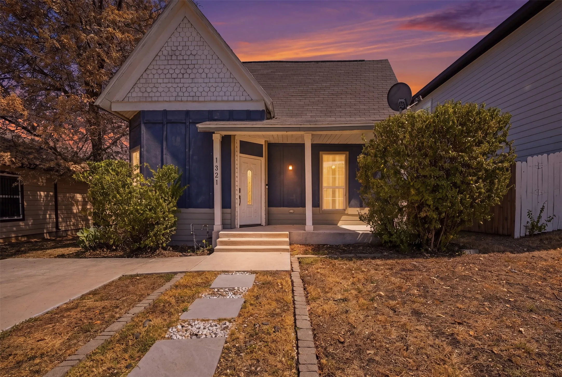 Single Family Residence For Sale in Tarrant County , 1321 Stewart Street, Fort Worth, Texas 76104, 3 Bedroom, 2 Bathroom, Garage spaces, 1,195 Sqft, built in 1919, mls#21381043, Real Estate Agent in Fort Worth, Homes For Sale in Tarrant county, Homes For Sale in Fort Worth, Realtor in Fort Worth Texas, Real Estate Brokerage Independent Realty Texas, Luminita Cordes Realtor