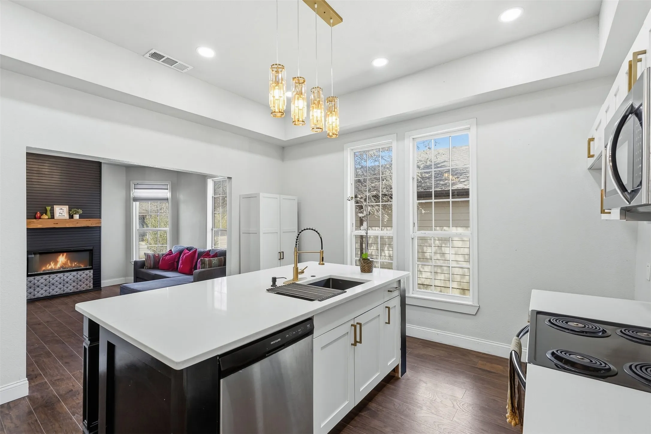 Single Family Residence For Sale in Tarrant County , 1321 Stewart Street, Fort Worth, Texas 76104, 3 Bedroom, 2 Bathroom, Garage spaces, 1,195 Sqft, built in 1919, mls#21381043, Real Estate Agent in Fort Worth, Homes For Sale in Tarrant county, Homes For Sale in Fort Worth, Realtor in Fort Worth Texas, Real Estate Brokerage Independent Realty Texas, Luminita Cordes Realtor