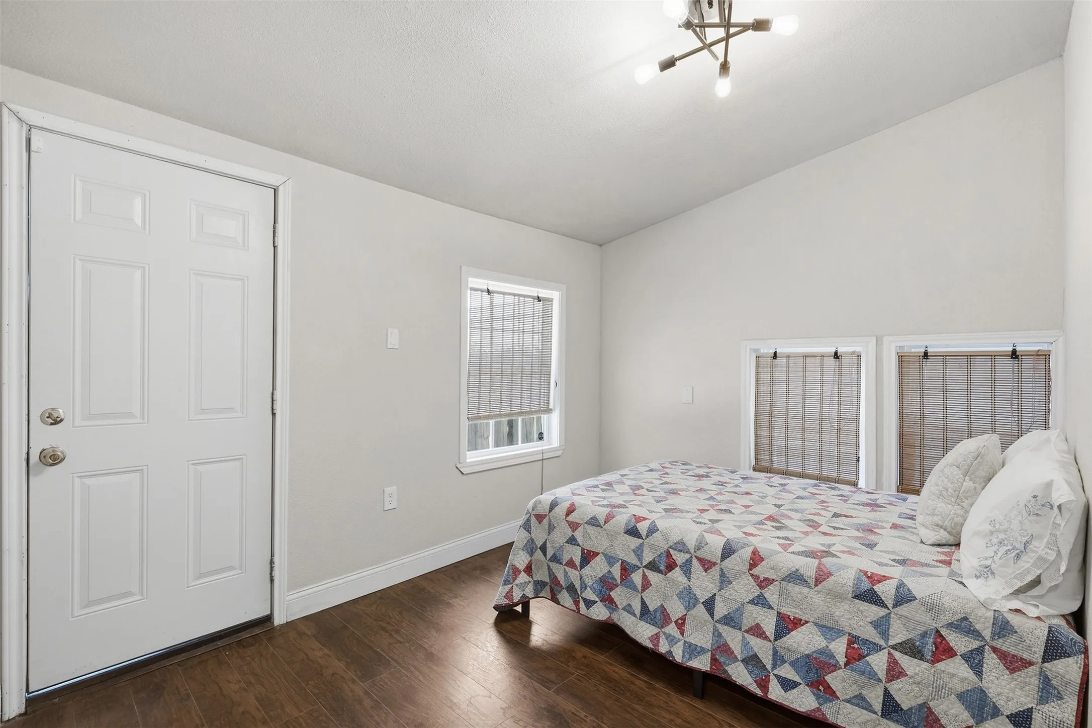 Single Family Residence For Sale in Tarrant County , 1321 Stewart Street, Fort Worth, Texas 76104, 3 Bedroom, 2 Bathroom, Garage spaces, 1,195 Sqft, built in 1919, mls#21381043, Real Estate Agent in Fort Worth, Homes For Sale in Tarrant county, Homes For Sale in Fort Worth, Realtor in Fort Worth Texas, Real Estate Brokerage Independent Realty Texas, Luminita Cordes Realtor
