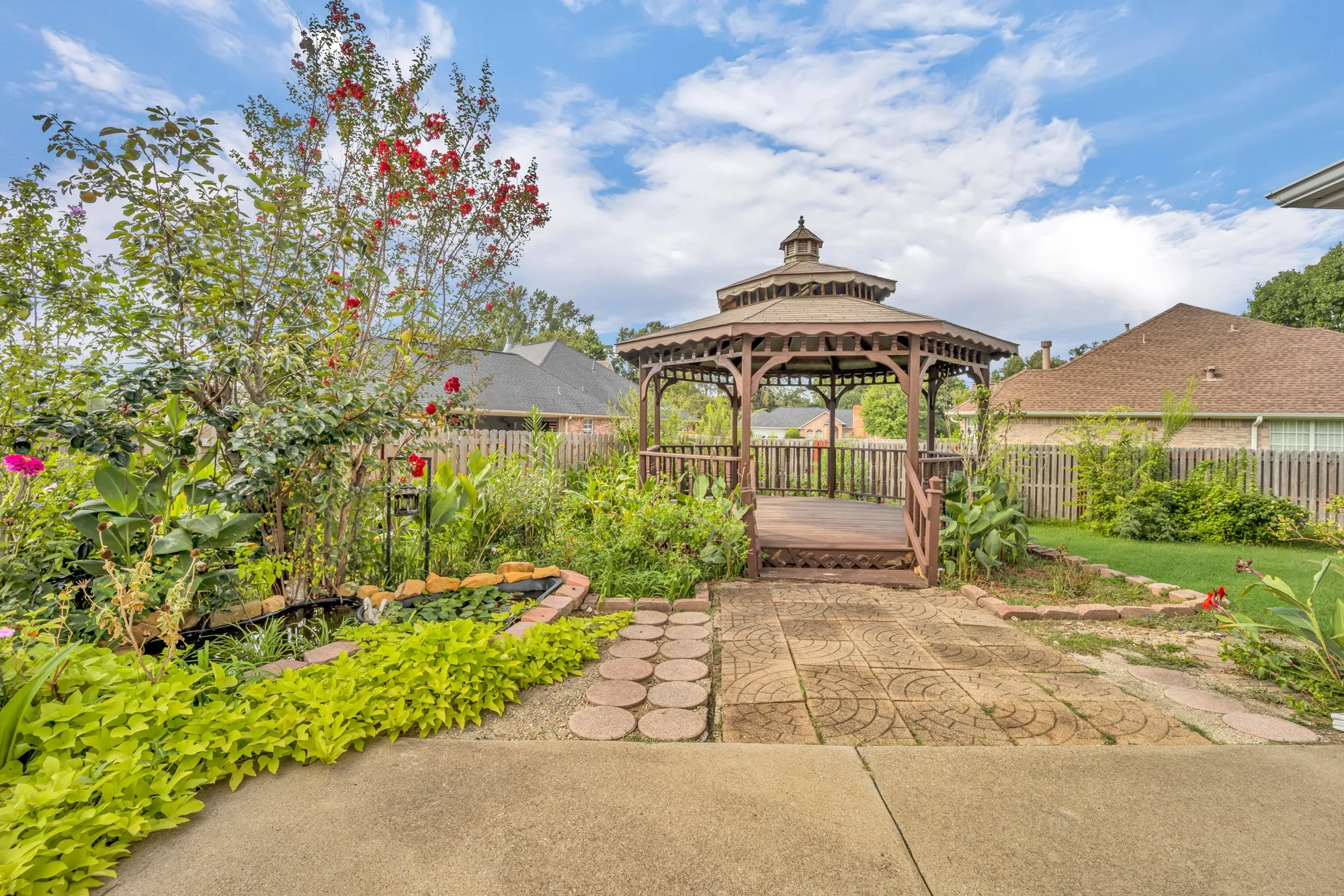 Single Family Residence For Sale in Smith County , 5718 Gloucester Drive, Tyler, Texas 75707, 4 Bedroom, 4 Bathroom, 2 Garage spaces, 3,741 Sqft, built in 2003, mls#21384238, Real Estate Agent in Tyler, Homes For Sale in Smith county, Homes For Sale in Tyler, Realtor in Tyler Texas, Real Estate Brokerage Independent Realty Texas, Luminita Cordes Realtor