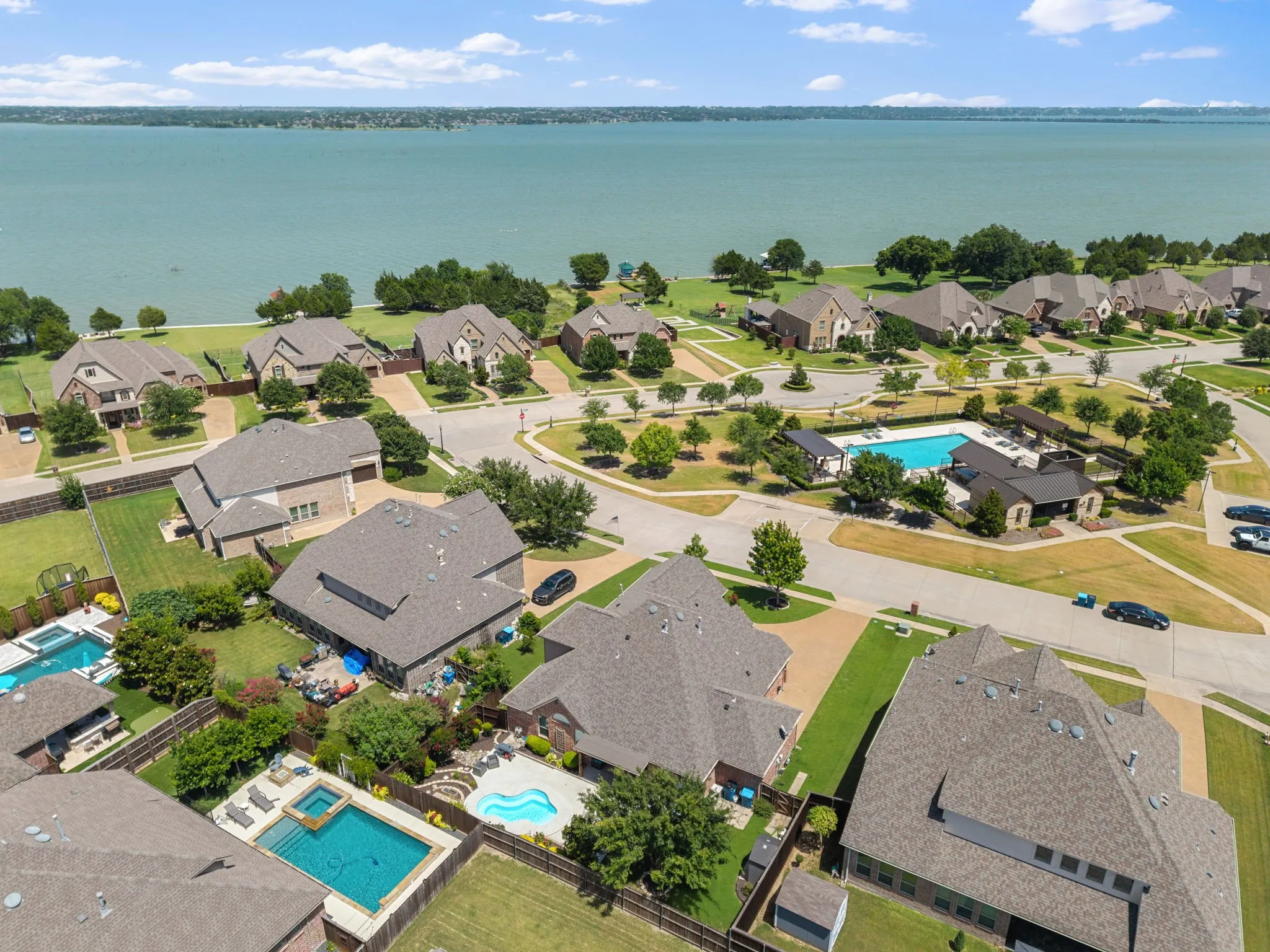 Single Family Residence For Sale in Dallas County , 9902 Clubhouse Circle, Rowlett, Texas 75089, 4 Bedroom, 4 Bathroom, 3 Garage spaces, 2,628 Sqft, built in 2014, mls#21388977, Real Estate Agent in Rowlett, Homes For Sale in Dallas county, Homes For Sale in Rowlett, Realtor in Rowlett Texas, Real Estate Brokerage Independent Realty Texas, Luminita Cordes Realtor