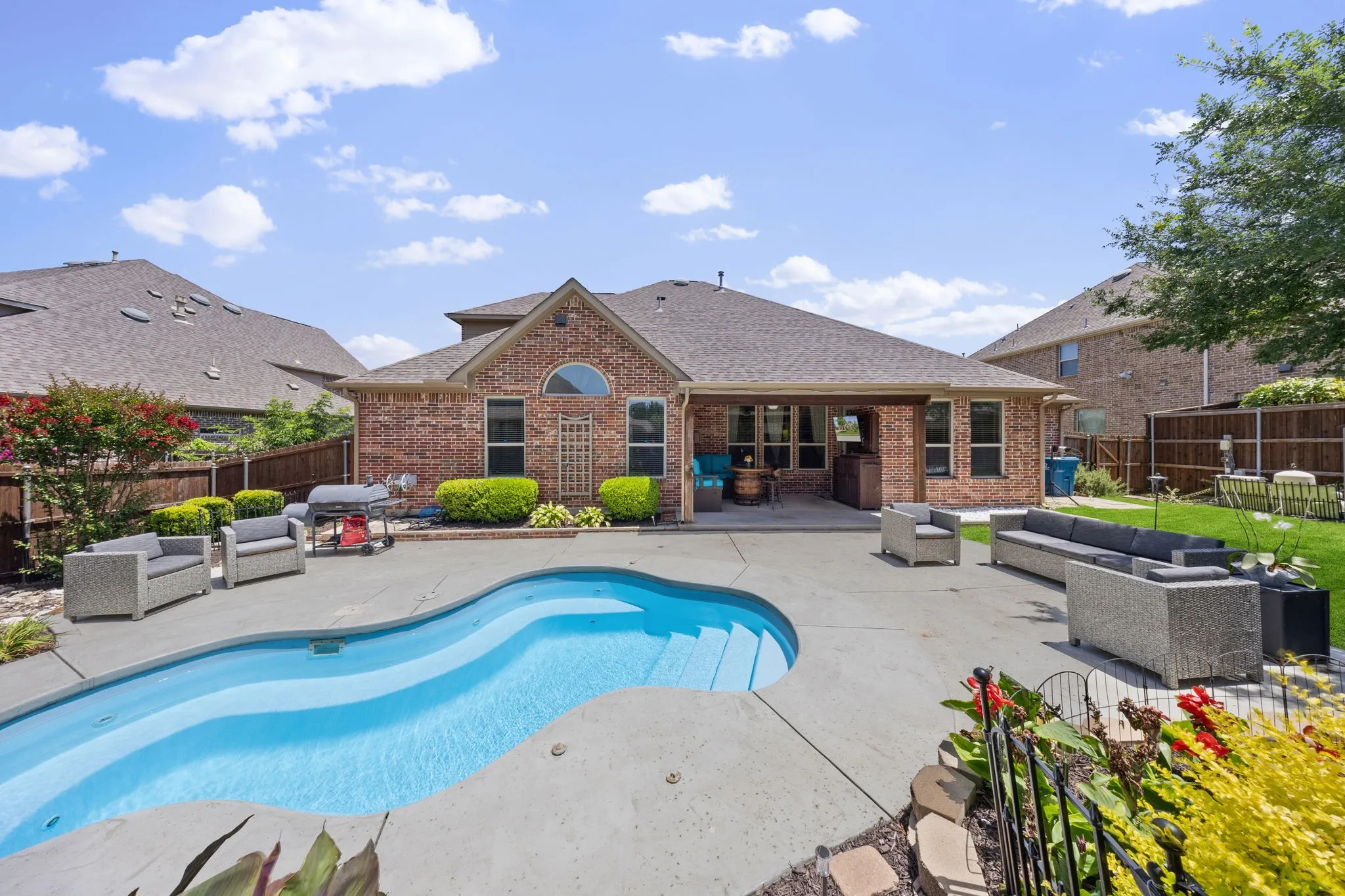 Single Family Residence For Sale in Dallas County , 9902 Clubhouse Circle, Rowlett, Texas 75089, 4 Bedroom, 4 Bathroom, 3 Garage spaces, 2,628 Sqft, built in 2014, mls#21388977, Real Estate Agent in Rowlett, Homes For Sale in Dallas county, Homes For Sale in Rowlett, Realtor in Rowlett Texas, Real Estate Brokerage Independent Realty Texas, Luminita Cordes Realtor