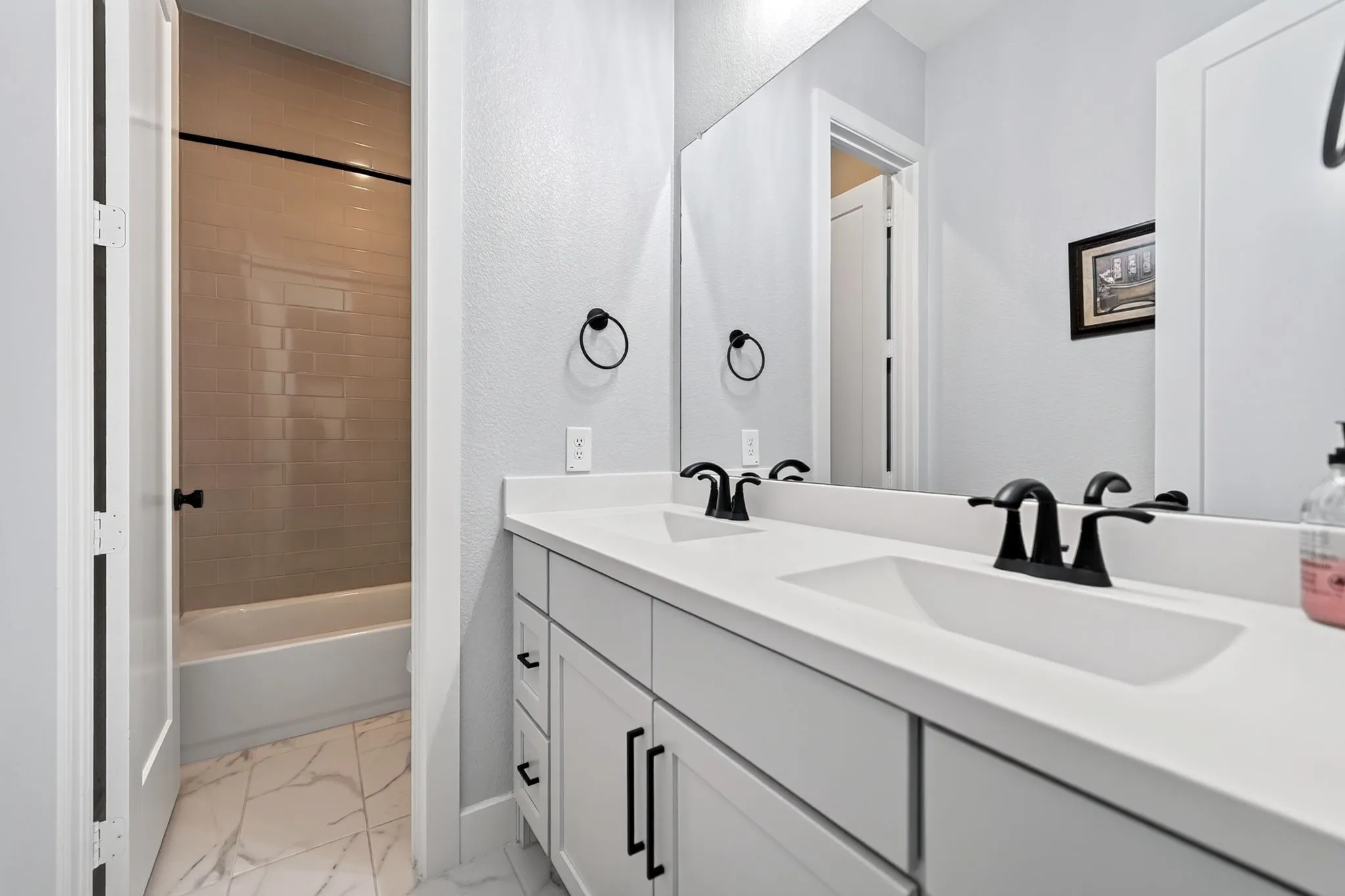 Single Family Residence For Sale in Rockwall County , 2218 Randas Way, Rockwall, Texas 75087, 4 Bedroom, 4 Bathroom, 3 Garage spaces, 3,200 Sqft, built in 2021, mls#21385414, Real Estate Agent in Rockwall, Homes For Sale in Rockwall county, Homes For Sale in Rockwall, Realtor in Rockwall Texas, Real Estate Brokerage Independent Realty Texas, Luminita Cordes Realtor