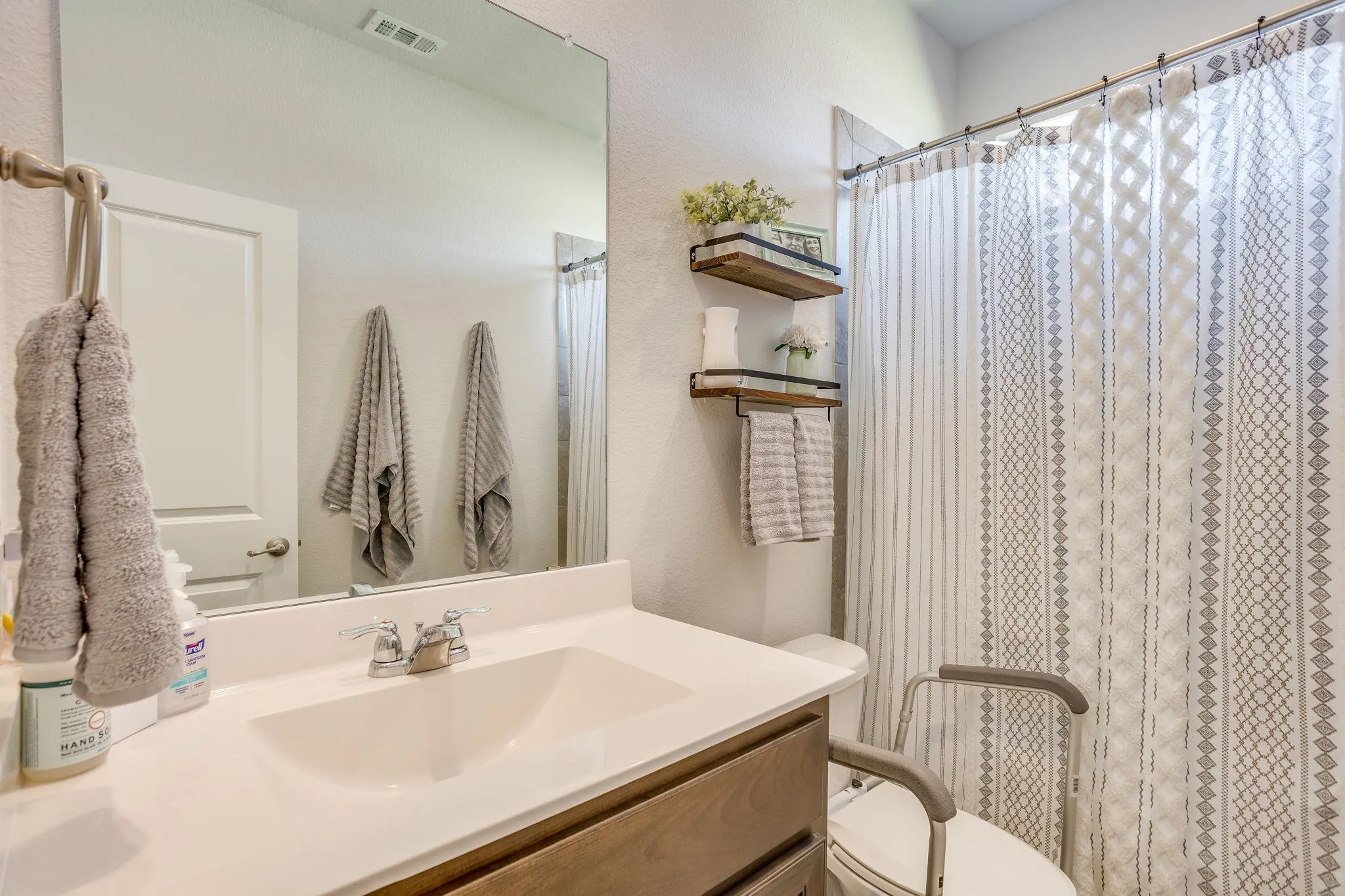 Single Family Residence For Sale in Tarrant County , 432 Windsail Lane, Azle, Texas 76020, 4 Bedroom, 2 Bathroom, 2 Garage spaces, 1,848 Sqft, built in 2019, mls#21384156, Real Estate Agent in Azle, Homes For Sale in Tarrant county, Homes For Sale in Azle, Realtor in Azle Texas, Real Estate Brokerage Independent Realty Texas, Luminita Cordes Realtor