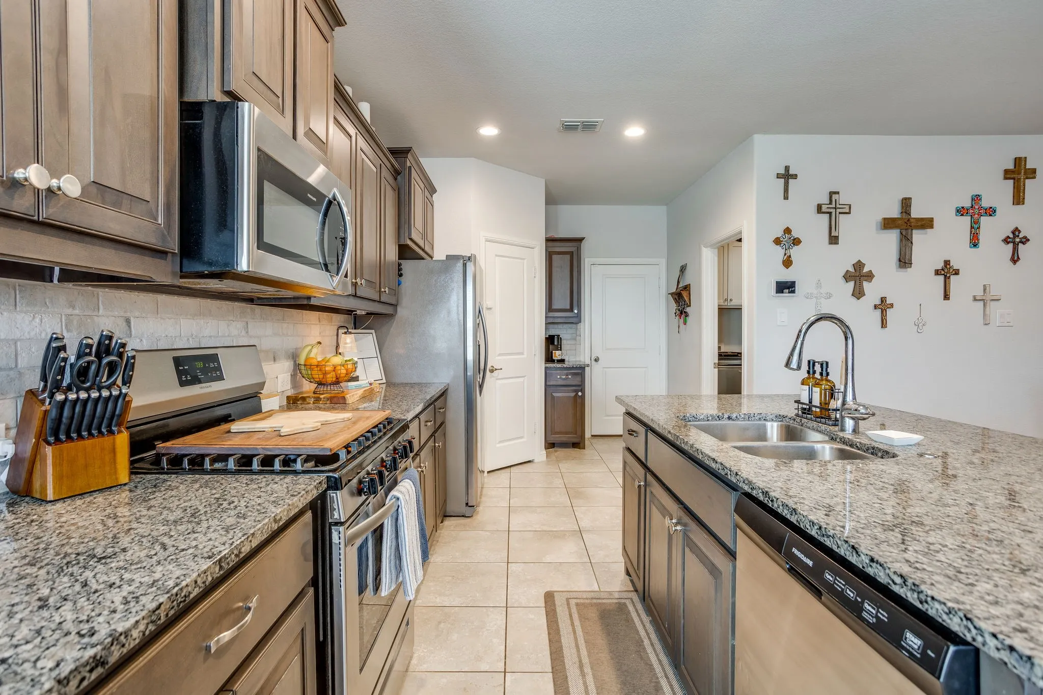 Single Family Residence For Sale in Tarrant County , 432 Windsail Lane, Azle, Texas 76020, 4 Bedroom, 2 Bathroom, 2 Garage spaces, 1,848 Sqft, built in 2019, mls#21384156, Real Estate Agent in Azle, Homes For Sale in Tarrant county, Homes For Sale in Azle, Realtor in Azle Texas, Real Estate Brokerage Independent Realty Texas, Luminita Cordes Realtor