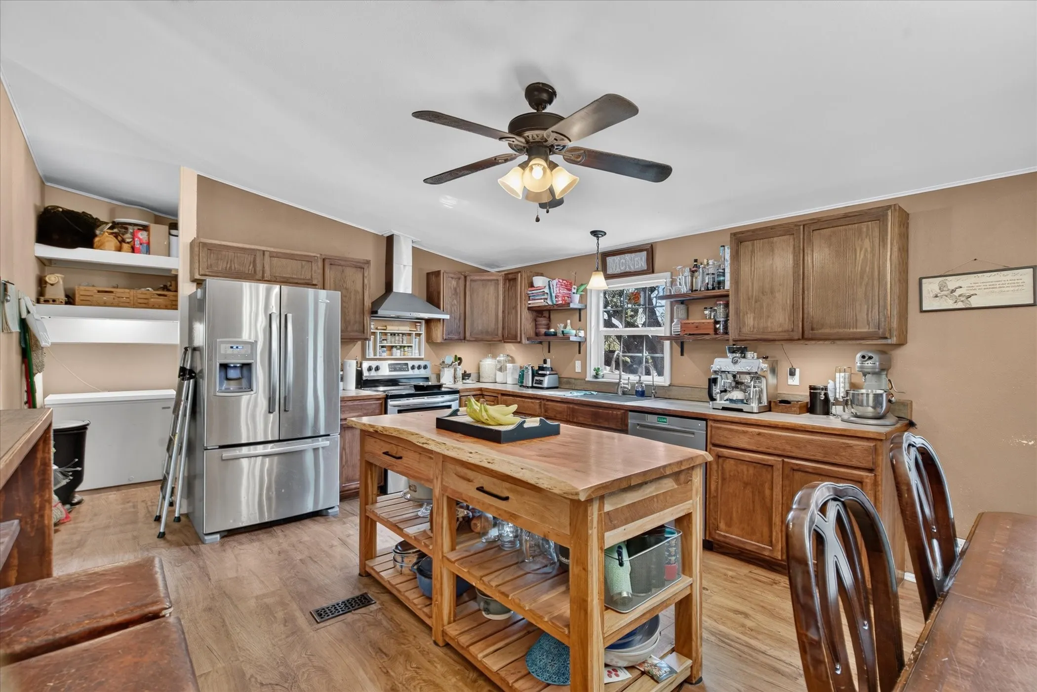 Mobile Home For Sale in Hood County , 2607 Williamson Road, Granbury, Texas 76048, 3 Bedroom, 2 Bathroom, 1 Garage spaces, 1,456 Sqft, built in 2003, mls#21388276, Real Estate Agent in Granbury, Homes For Sale in Hood county, Homes For Sale in Granbury, Realtor in Granbury Texas, Real Estate Brokerage Independent Realty Texas, Luminita Cordes Realtor