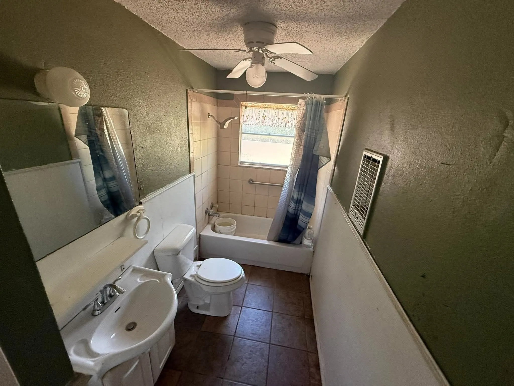 Single Family Residence For Sale in Grayson County , 1055 W Star Street, Denison, Texas 75020, 2 Bedroom, 1 Bathroom, Garage spaces, 840 Sqft, built in 1960, mls#21388976, Real Estate Agent in Denison, Homes For Sale in Grayson county, Homes For Sale in Denison, Realtor in Denison Texas, Real Estate Brokerage Independent Realty Texas, Luminita Cordes Realtor