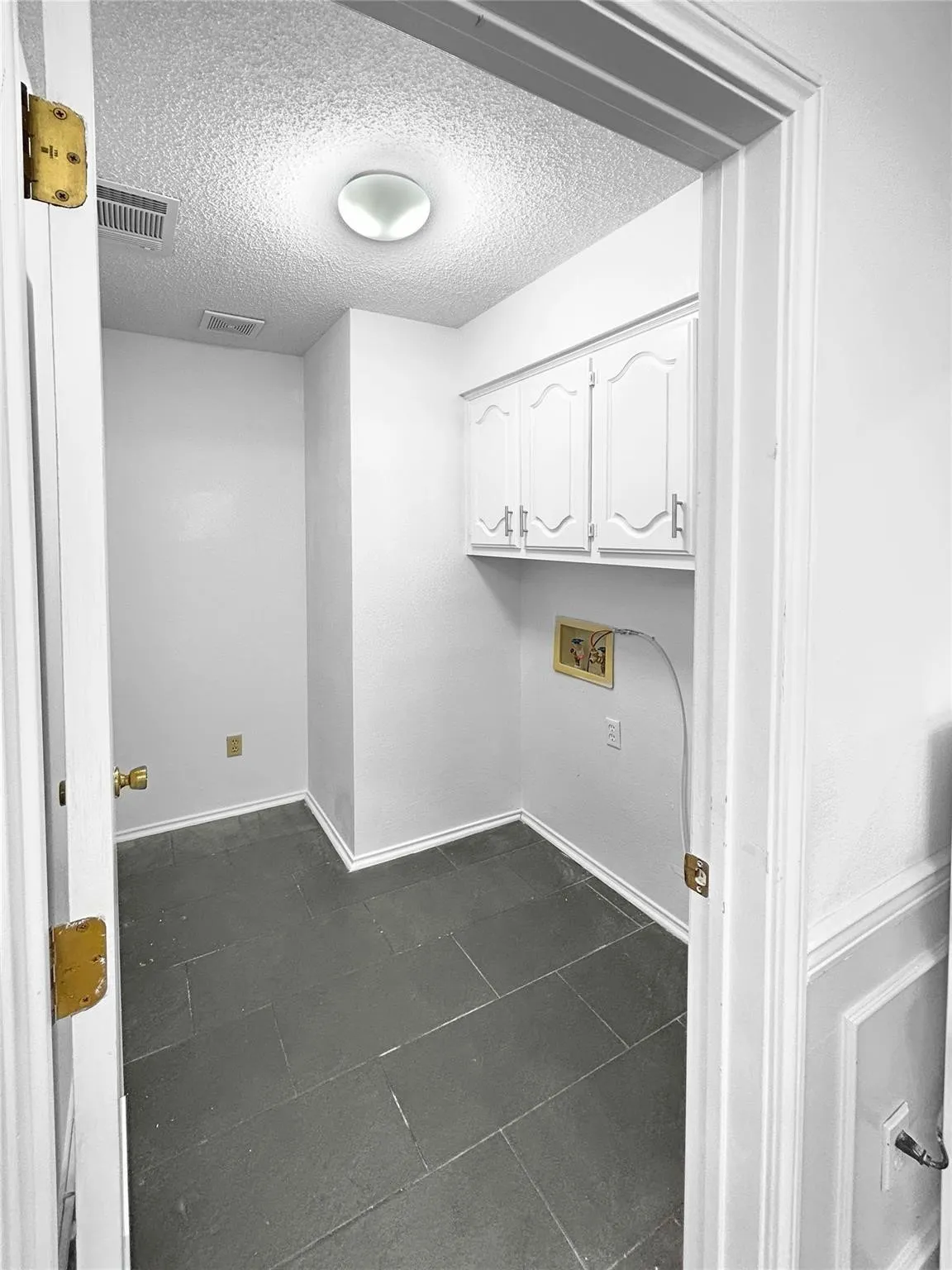 Single Family Residence For Rent in Denton County , 2409 Glen Morris Road, Carrollton, Texas 75007, 3 Bedroom, 3 Bathroom, 2 Garage spaces, 2,195 Sqft, built in 1983, mls#21388579, Real Estate Agent in Carrollton, Homes For Rent in Denton county, Homes For Rent in Carrollton, Realtor in Carrollton Texas, Real Estate Brokerage Independent Realty Texas, Luminita Cordes Realtor