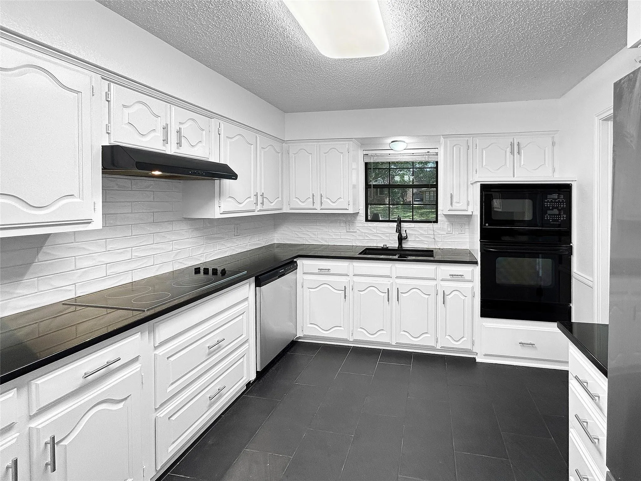 Single Family Residence For Rent in Denton County , 2409 Glen Morris Road, Carrollton, Texas 75007, 3 Bedroom, 3 Bathroom, 2 Garage spaces, 2,195 Sqft, built in 1983, mls#21388579, Real Estate Agent in Carrollton, Homes For Rent in Denton county, Homes For Rent in Carrollton, Realtor in Carrollton Texas, Real Estate Brokerage Independent Realty Texas, Luminita Cordes Realtor
