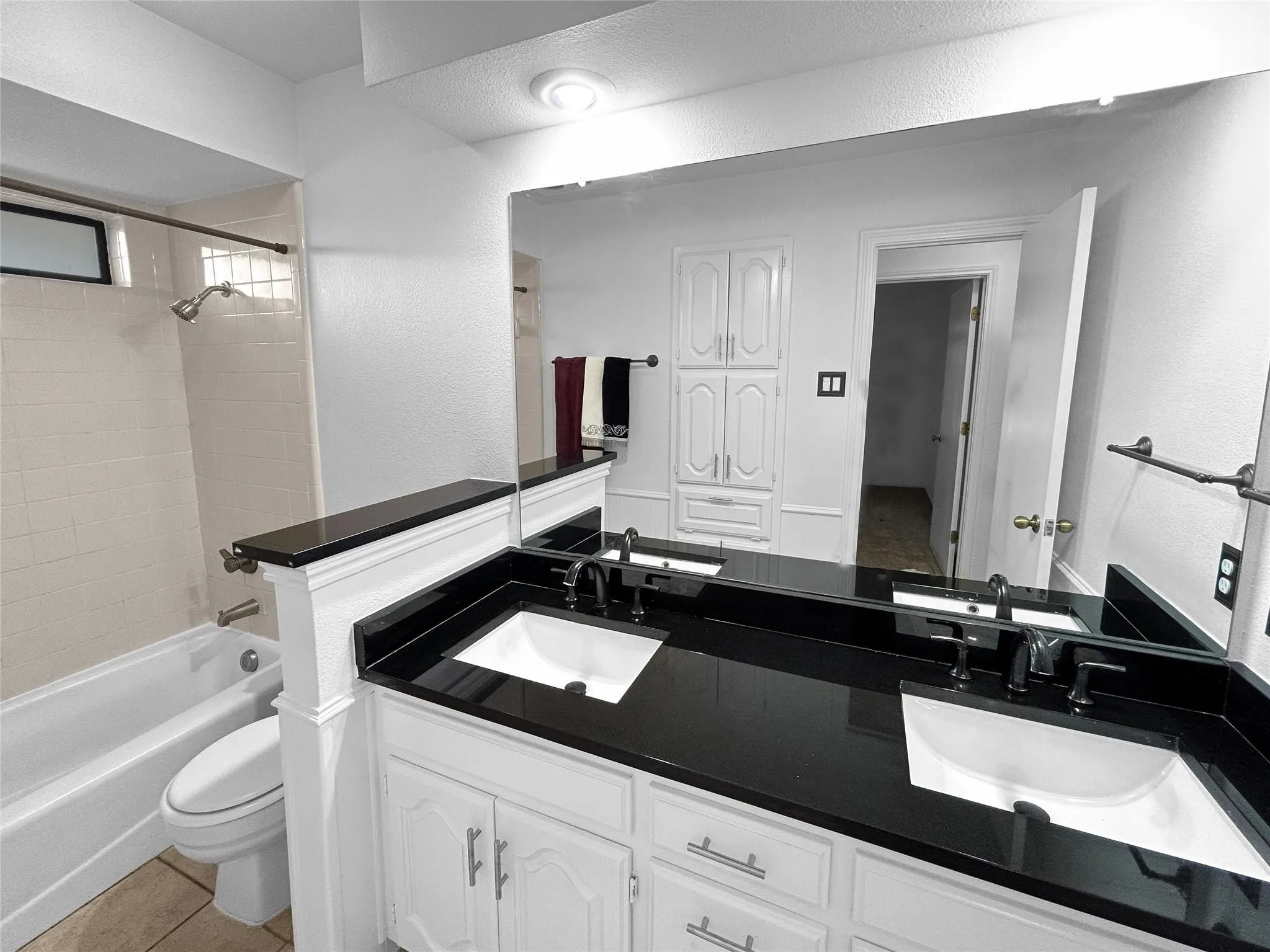 Single Family Residence For Rent in Denton County , 2409 Glen Morris Road, Carrollton, Texas 75007, 3 Bedroom, 3 Bathroom, 2 Garage spaces, 2,195 Sqft, built in 1983, mls#21388579, Real Estate Agent in Carrollton, Homes For Rent in Denton county, Homes For Rent in Carrollton, Realtor in Carrollton Texas, Real Estate Brokerage Independent Realty Texas, Luminita Cordes Realtor