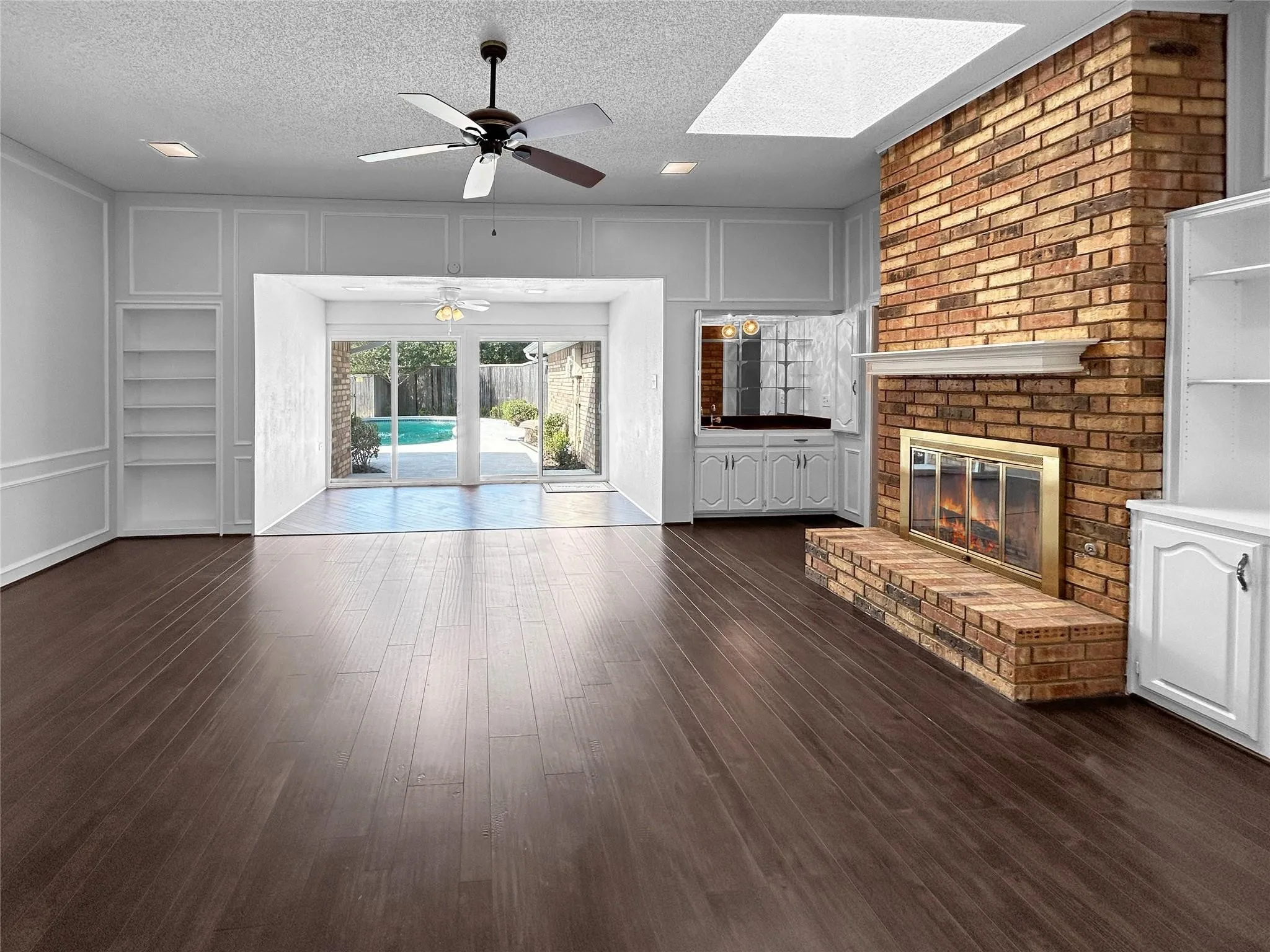 Single Family Residence For Rent in Denton County , 2409 Glen Morris Road, Carrollton, Texas 75007, 3 Bedroom, 3 Bathroom, 2 Garage spaces, 2,195 Sqft, built in 1983, mls#21388579, Real Estate Agent in Carrollton, Homes For Rent in Denton county, Homes For Rent in Carrollton, Realtor in Carrollton Texas, Real Estate Brokerage Independent Realty Texas, Luminita Cordes Realtor