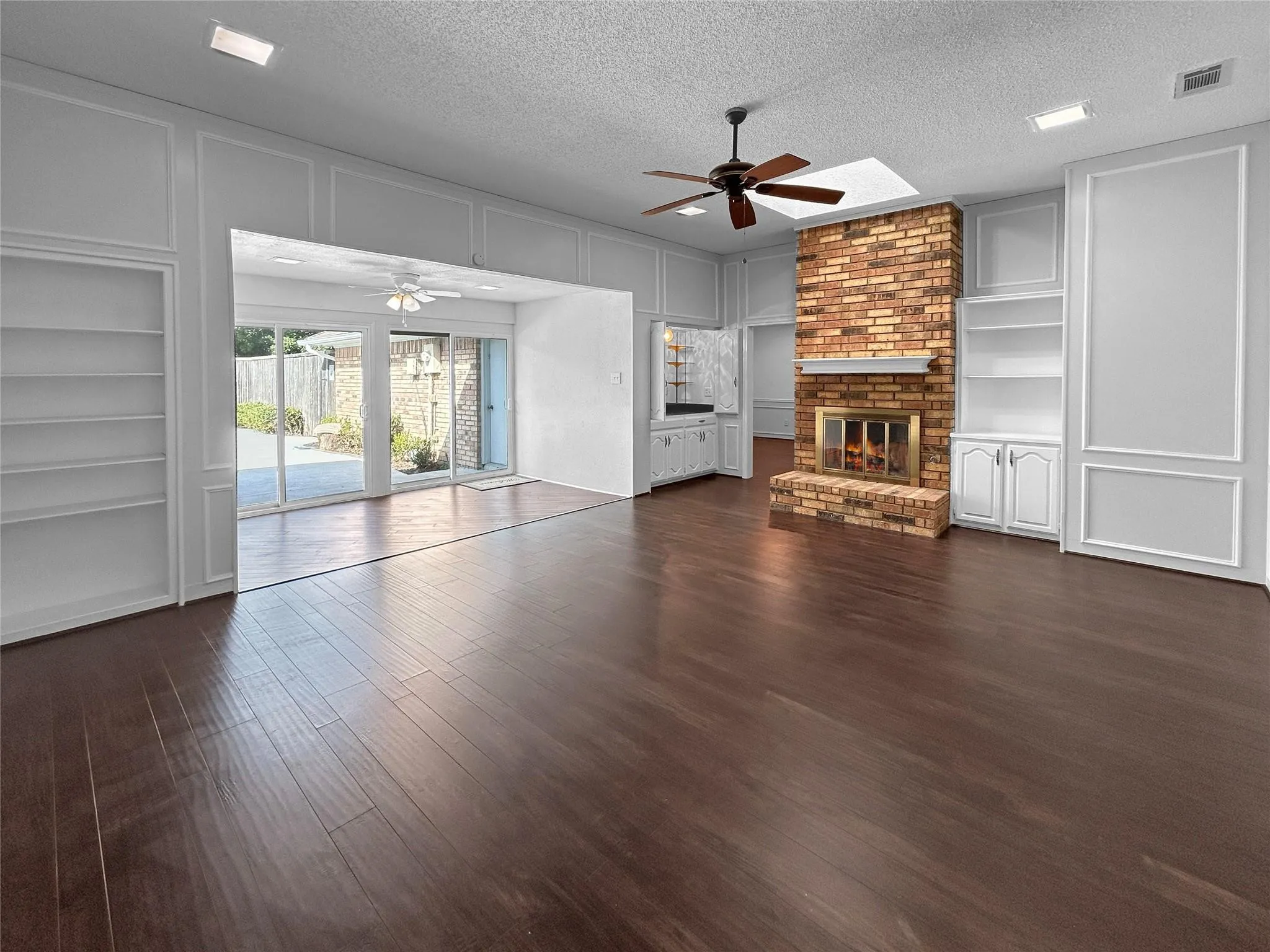 Single Family Residence For Rent in Denton County , 2409 Glen Morris Road, Carrollton, Texas 75007, 3 Bedroom, 3 Bathroom, 2 Garage spaces, 2,195 Sqft, built in 1983, mls#21388579, Real Estate Agent in Carrollton, Homes For Rent in Denton county, Homes For Rent in Carrollton, Realtor in Carrollton Texas, Real Estate Brokerage Independent Realty Texas, Luminita Cordes Realtor