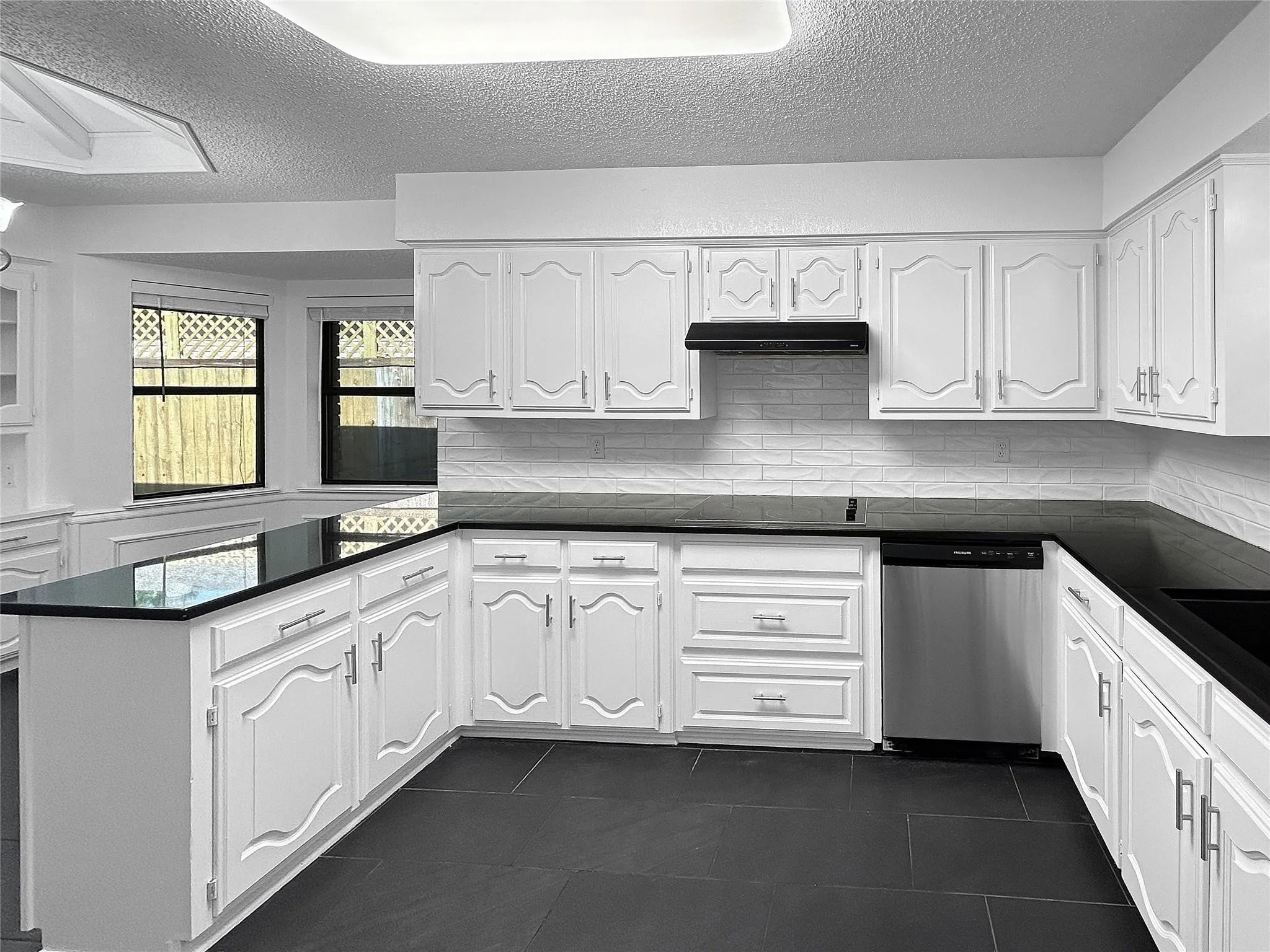 Single Family Residence For Rent in Denton County , 2409 Glen Morris Road, Carrollton, Texas 75007, 3 Bedroom, 3 Bathroom, 2 Garage spaces, 2,195 Sqft, built in 1983, mls#21388579, Real Estate Agent in Carrollton, Homes For Rent in Denton county, Homes For Rent in Carrollton, Realtor in Carrollton Texas, Real Estate Brokerage Independent Realty Texas, Luminita Cordes Realtor