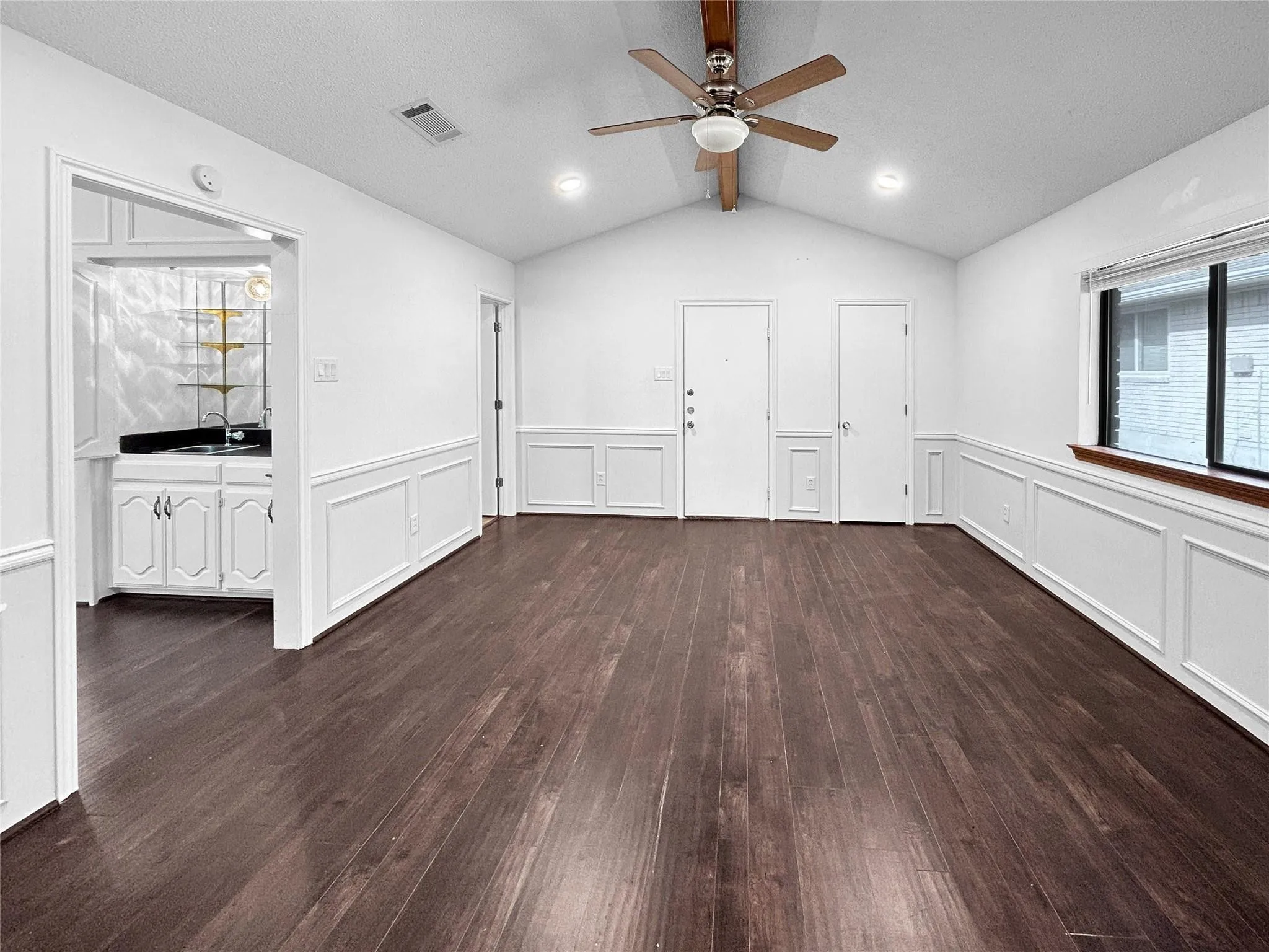 Single Family Residence For Rent in Denton County , 2409 Glen Morris Road, Carrollton, Texas 75007, 3 Bedroom, 3 Bathroom, 2 Garage spaces, 2,195 Sqft, built in 1983, mls#21388579, Real Estate Agent in Carrollton, Homes For Rent in Denton county, Homes For Rent in Carrollton, Realtor in Carrollton Texas, Real Estate Brokerage Independent Realty Texas, Luminita Cordes Realtor
