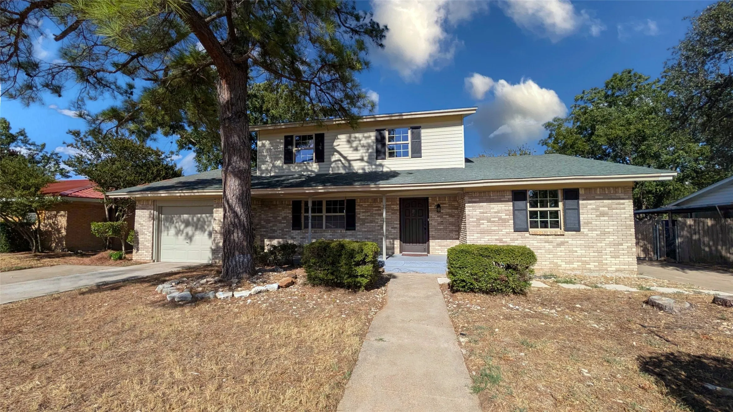Single Family Residence For Sale in Johnson County , 1105 S Ridgeway Drive, Cleburne, Texas 76033, 5 Bedroom, 2 Bathroom, 1 Garage spaces, 1,852 Sqft, built in 1969, mls#21388793, Real Estate Agent in Cleburne, Homes For Sale in Johnson county, Homes For Sale in Cleburne, Realtor in Cleburne Texas, Real Estate Brokerage Independent Realty Texas, Luminita Cordes Realtor