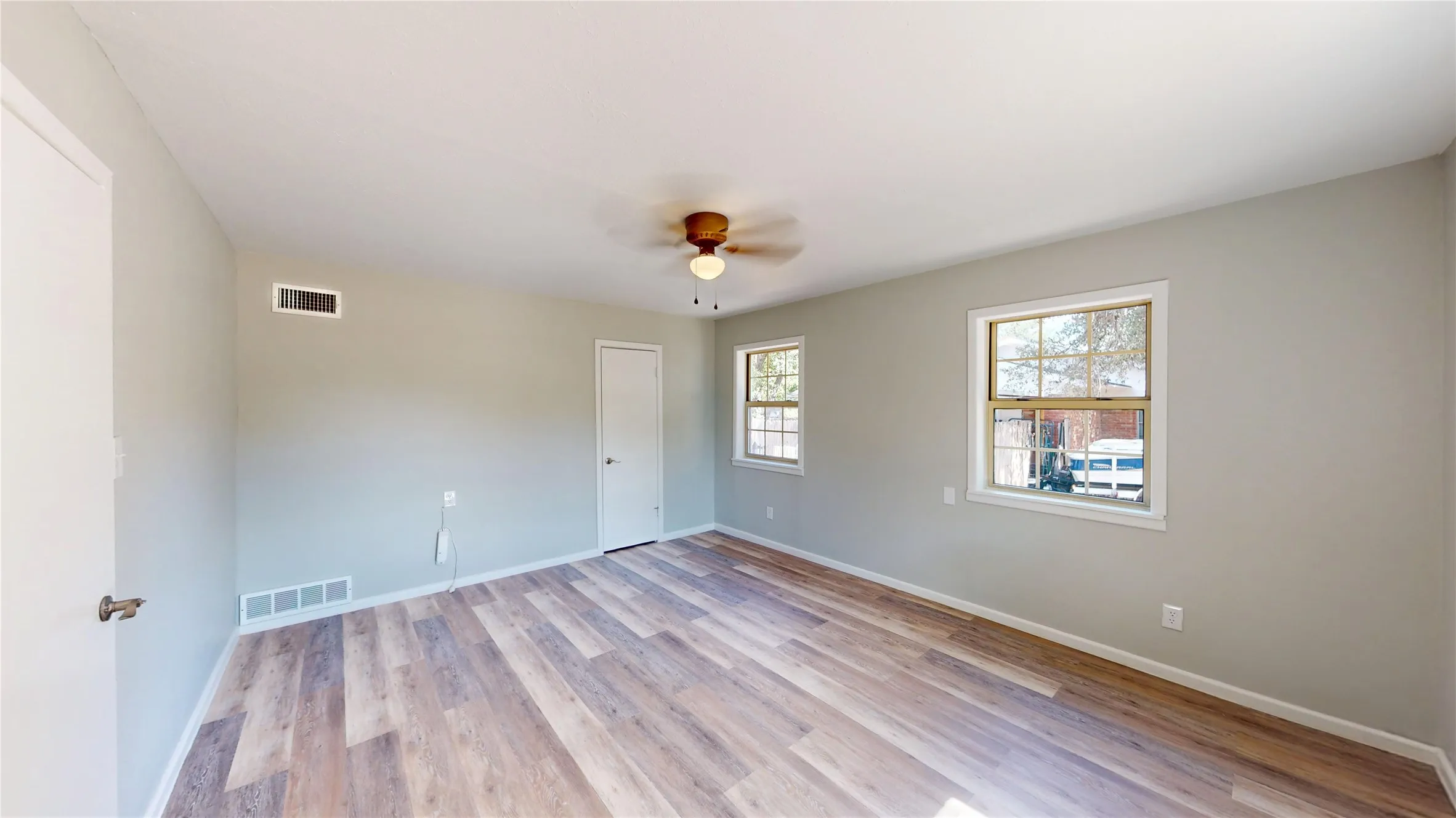 Single Family Residence For Sale in Johnson County , 1105 S Ridgeway Drive, Cleburne, Texas 76033, 5 Bedroom, 2 Bathroom, 1 Garage spaces, 1,852 Sqft, built in 1969, mls#21388793, Real Estate Agent in Cleburne, Homes For Sale in Johnson county, Homes For Sale in Cleburne, Realtor in Cleburne Texas, Real Estate Brokerage Independent Realty Texas, Luminita Cordes Realtor