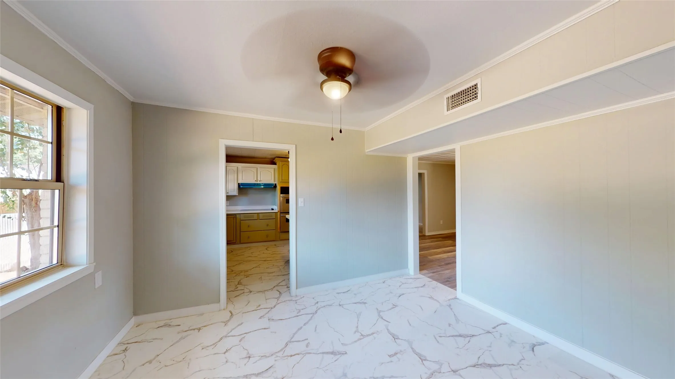 Single Family Residence For Sale in Johnson County , 1105 S Ridgeway Drive, Cleburne, Texas 76033, 5 Bedroom, 2 Bathroom, 1 Garage spaces, 1,852 Sqft, built in 1969, mls#21388793, Real Estate Agent in Cleburne, Homes For Sale in Johnson county, Homes For Sale in Cleburne, Realtor in Cleburne Texas, Real Estate Brokerage Independent Realty Texas, Luminita Cordes Realtor