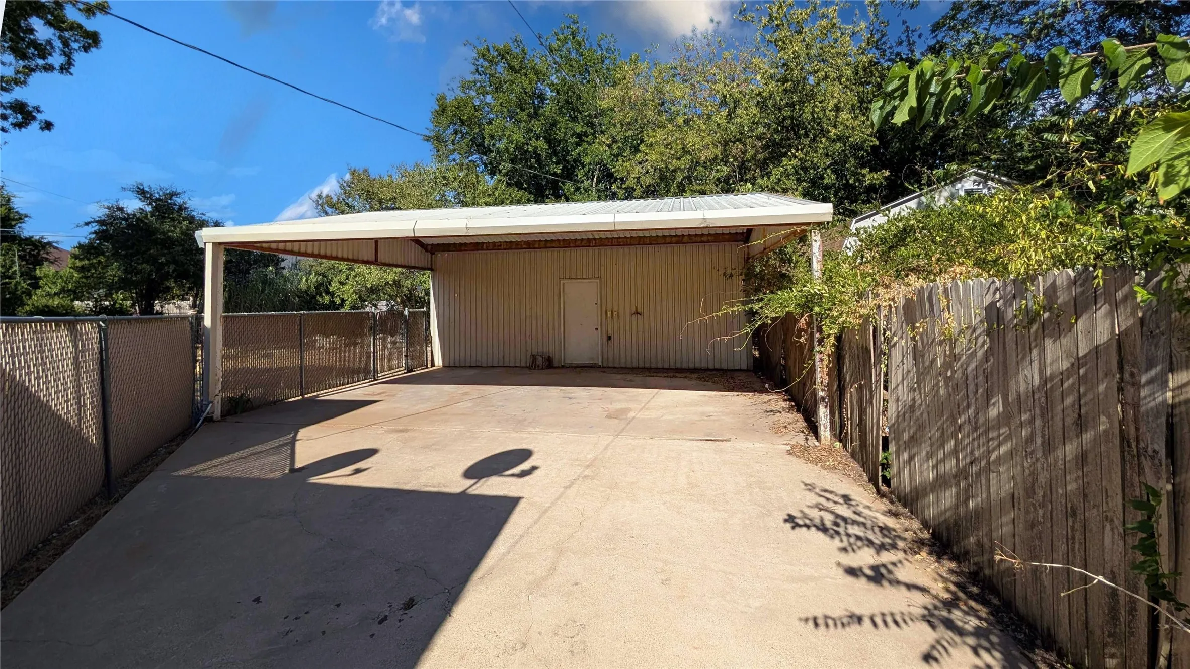Single Family Residence For Sale in Johnson County , 1105 S Ridgeway Drive, Cleburne, Texas 76033, 5 Bedroom, 2 Bathroom, 1 Garage spaces, 1,852 Sqft, built in 1969, mls#21388793, Real Estate Agent in Cleburne, Homes For Sale in Johnson county, Homes For Sale in Cleburne, Realtor in Cleburne Texas, Real Estate Brokerage Independent Realty Texas, Luminita Cordes Realtor