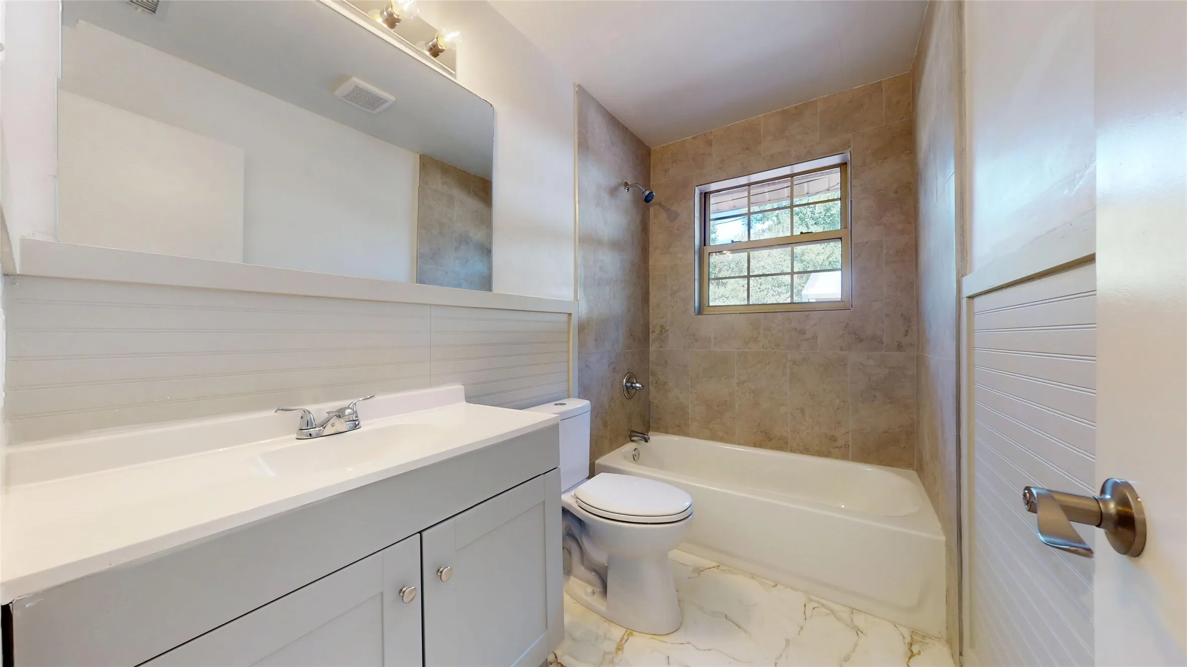 Single Family Residence For Sale in Johnson County , 1105 S Ridgeway Drive, Cleburne, Texas 76033, 5 Bedroom, 2 Bathroom, 1 Garage spaces, 1,852 Sqft, built in 1969, mls#21388793, Real Estate Agent in Cleburne, Homes For Sale in Johnson county, Homes For Sale in Cleburne, Realtor in Cleburne Texas, Real Estate Brokerage Independent Realty Texas, Luminita Cordes Realtor